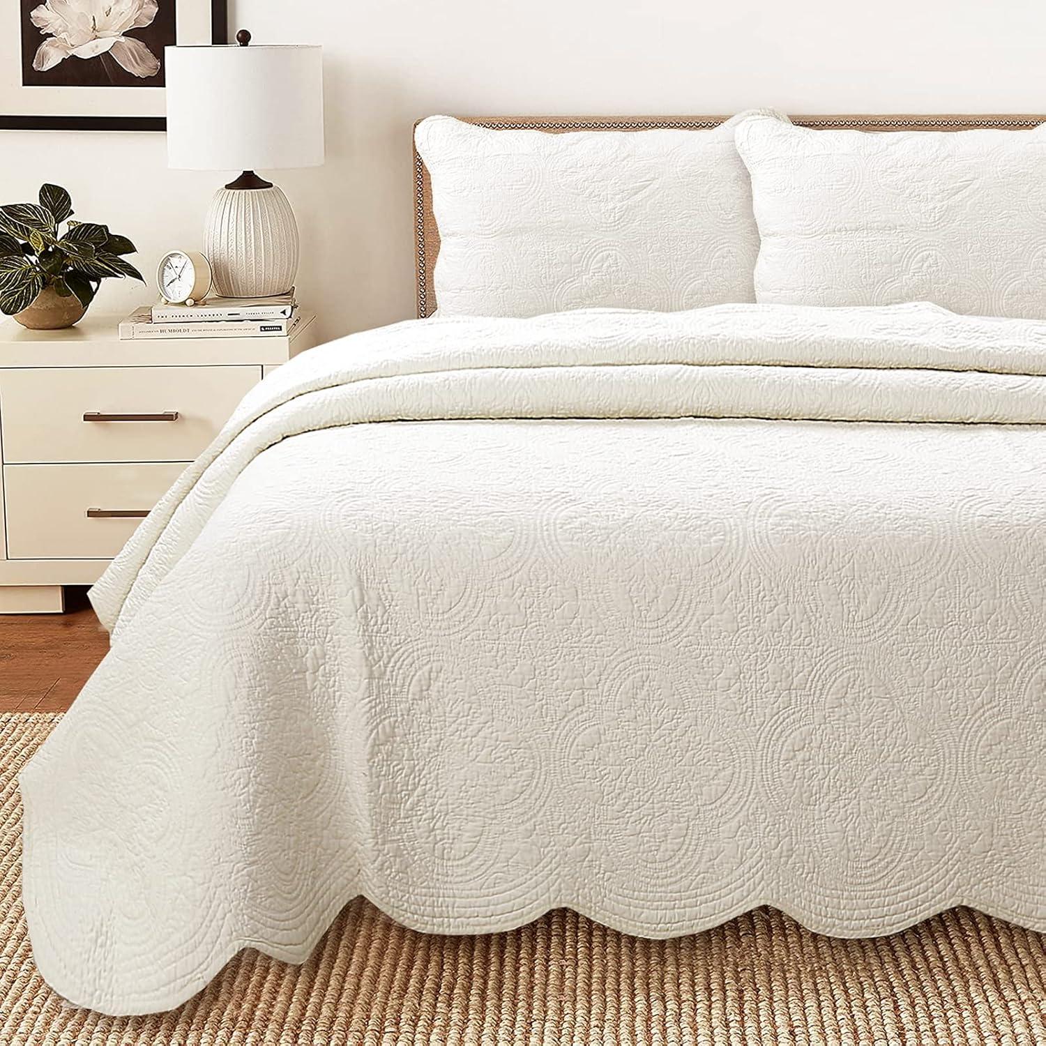 Elegant Off-White Cotton Reversible King Quilt Set with Scalloped Edges