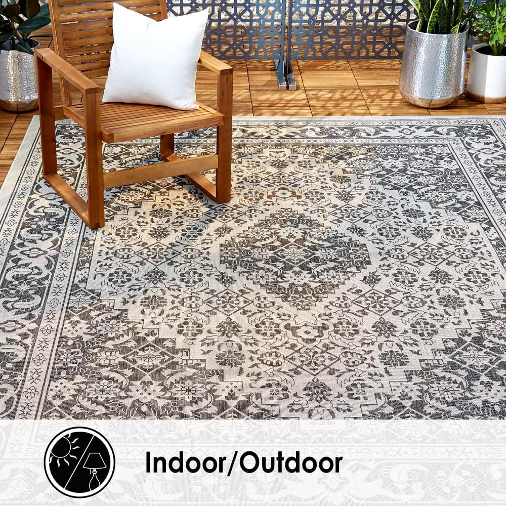 Nicole Miller New York Patio Country Dahlia Medallion Indoor/Outdoor Area Rug Grey/Black