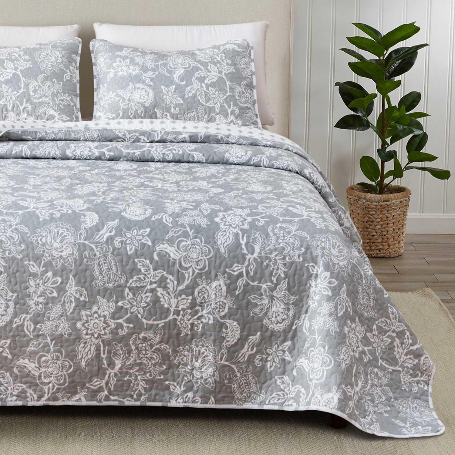 Dainty Floral Reversible Quilt Set with Shams