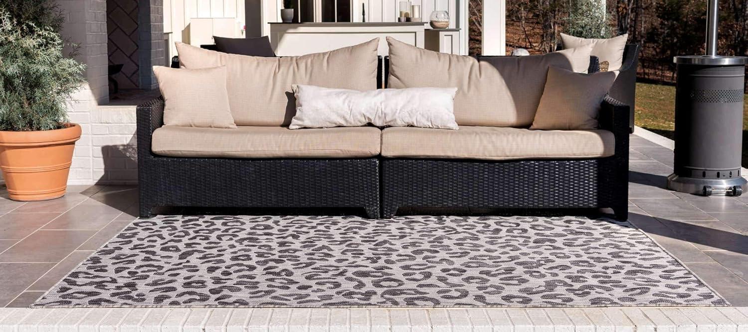 Unique Loom 4' 1 x 6' 1 Rectangle Indoor/Outdoor Safari Light Gray Area Rug