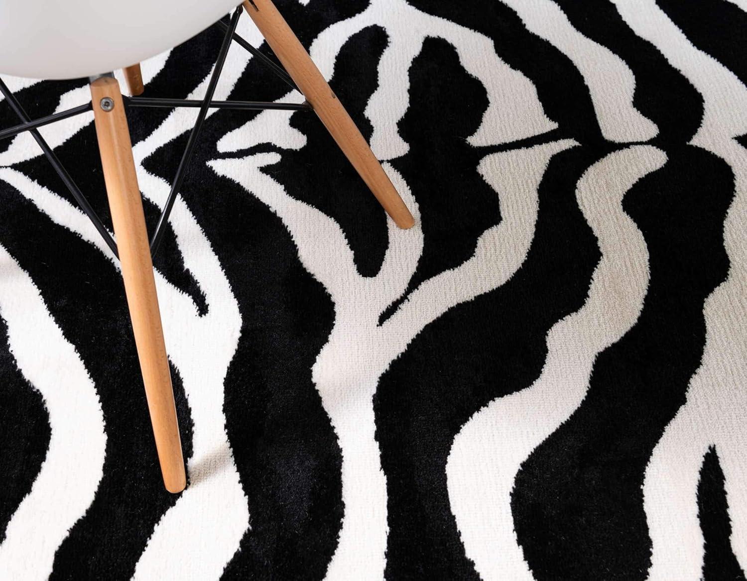 Savannah Safari 3'3" x 5'3" Black and Ivory Synthetic Area Rug