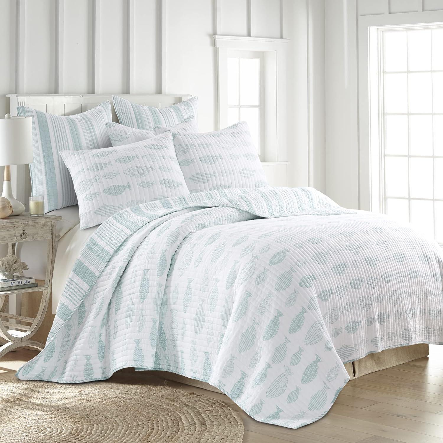 Scandinavian-Inspired Full/Queen Reversible Cotton Quilt Set in Aqua and White