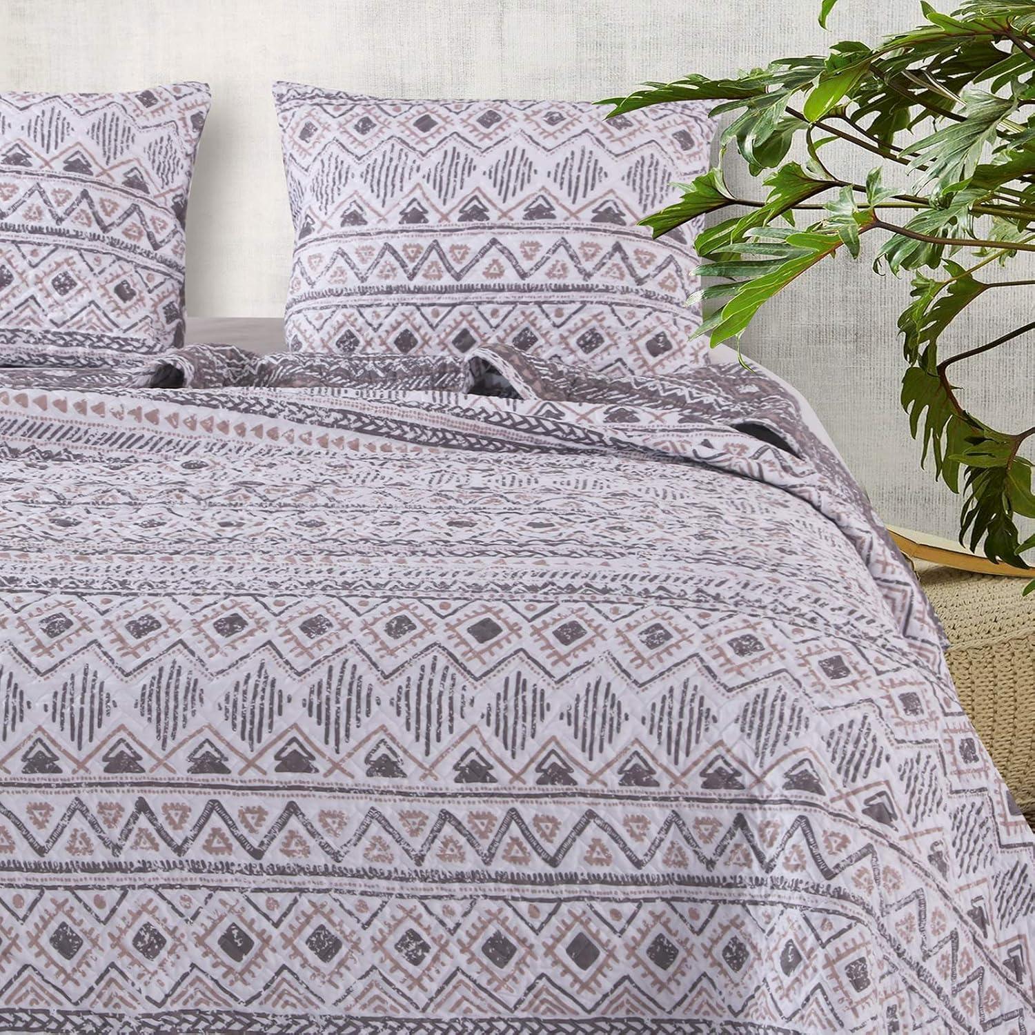 Denmark Cotton Blend Geometric Shapes Quilt Set