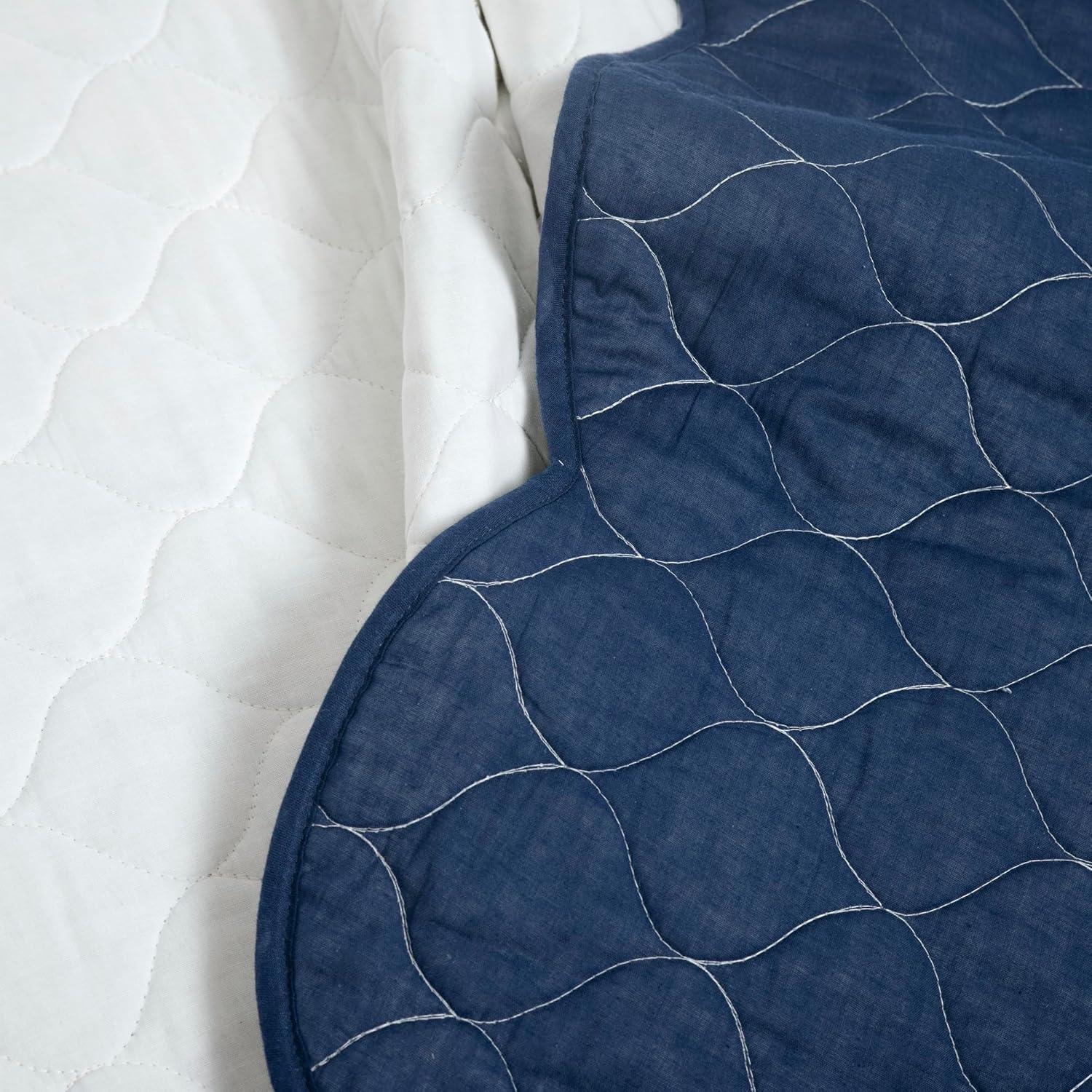 Coastal Chic Scallop Edge Reversible Quilt Navy/White 3Pc Set Full/Queen