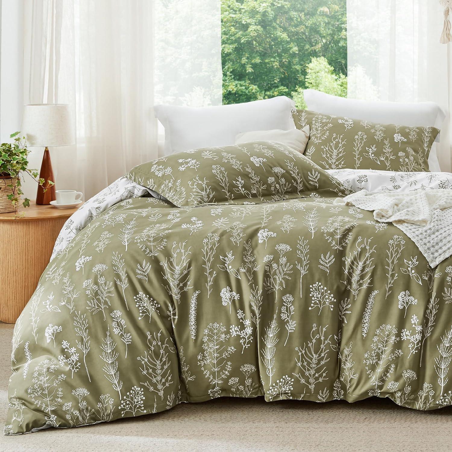 Queen - Sage Green , Cute Floral Beddings, 3 Pieces, 1 Soft Reversible Botanical Flowers