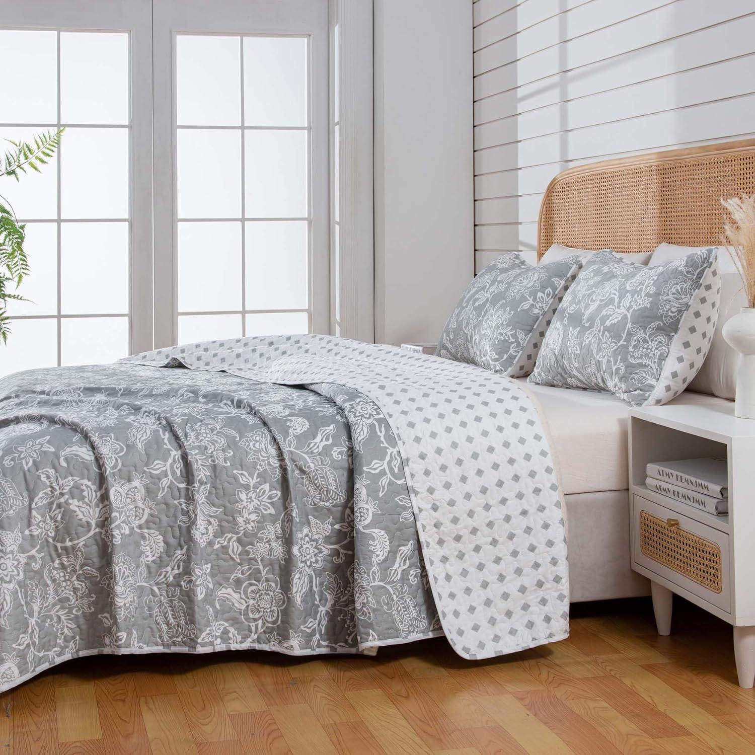 Dainty Floral Reversible Quilt Set with Shams