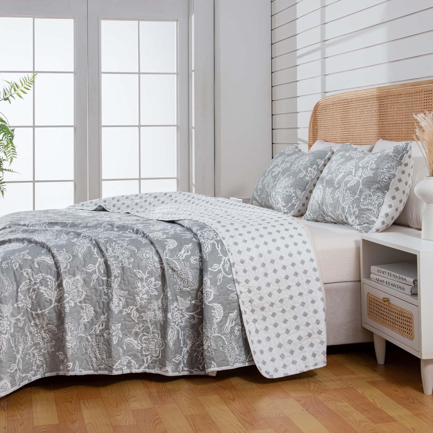 FreshFolds Dainty Floral Reversible Quilt Set with Shams