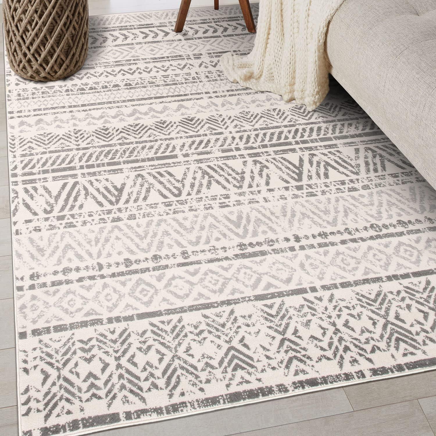 Gray Geometric Washable Synthetic 5' x 7' Area Rug