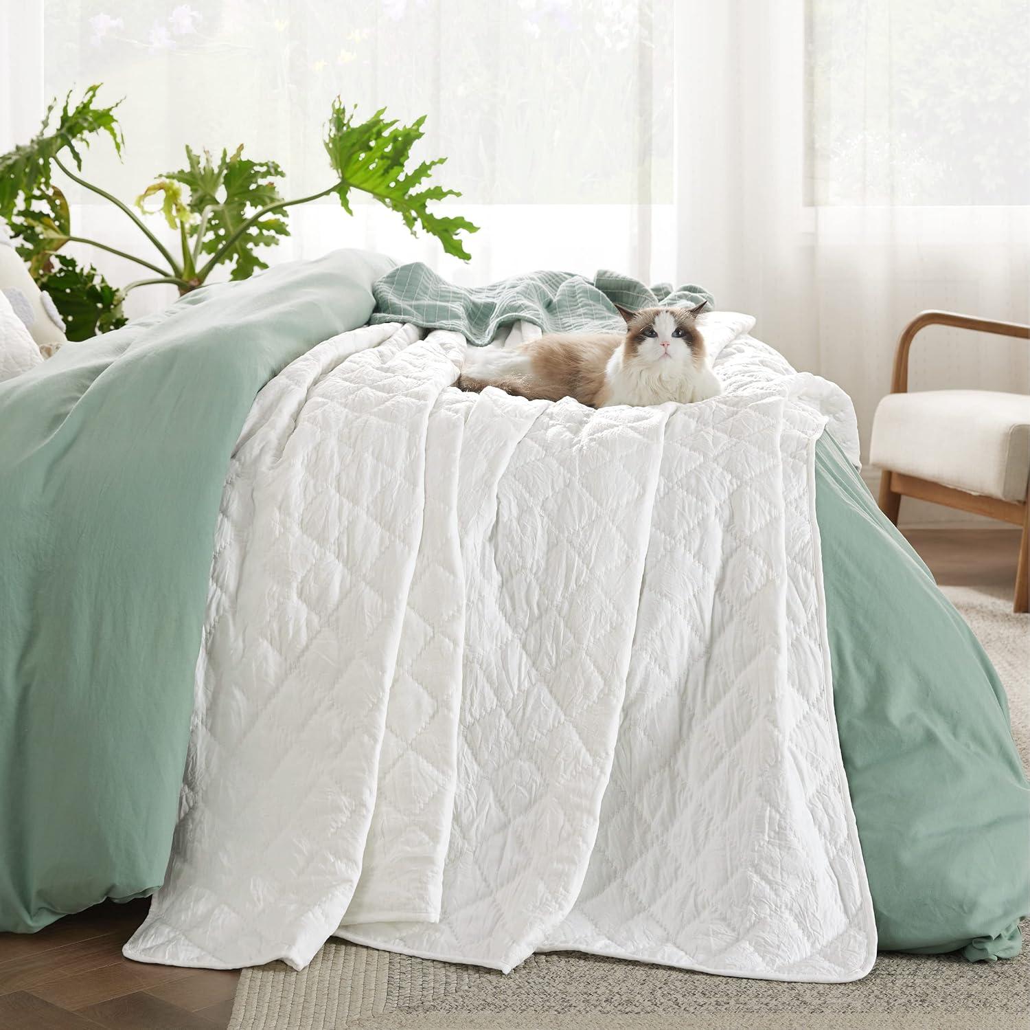 White Microfiber Queen Quilt Set with Diamond Pattern