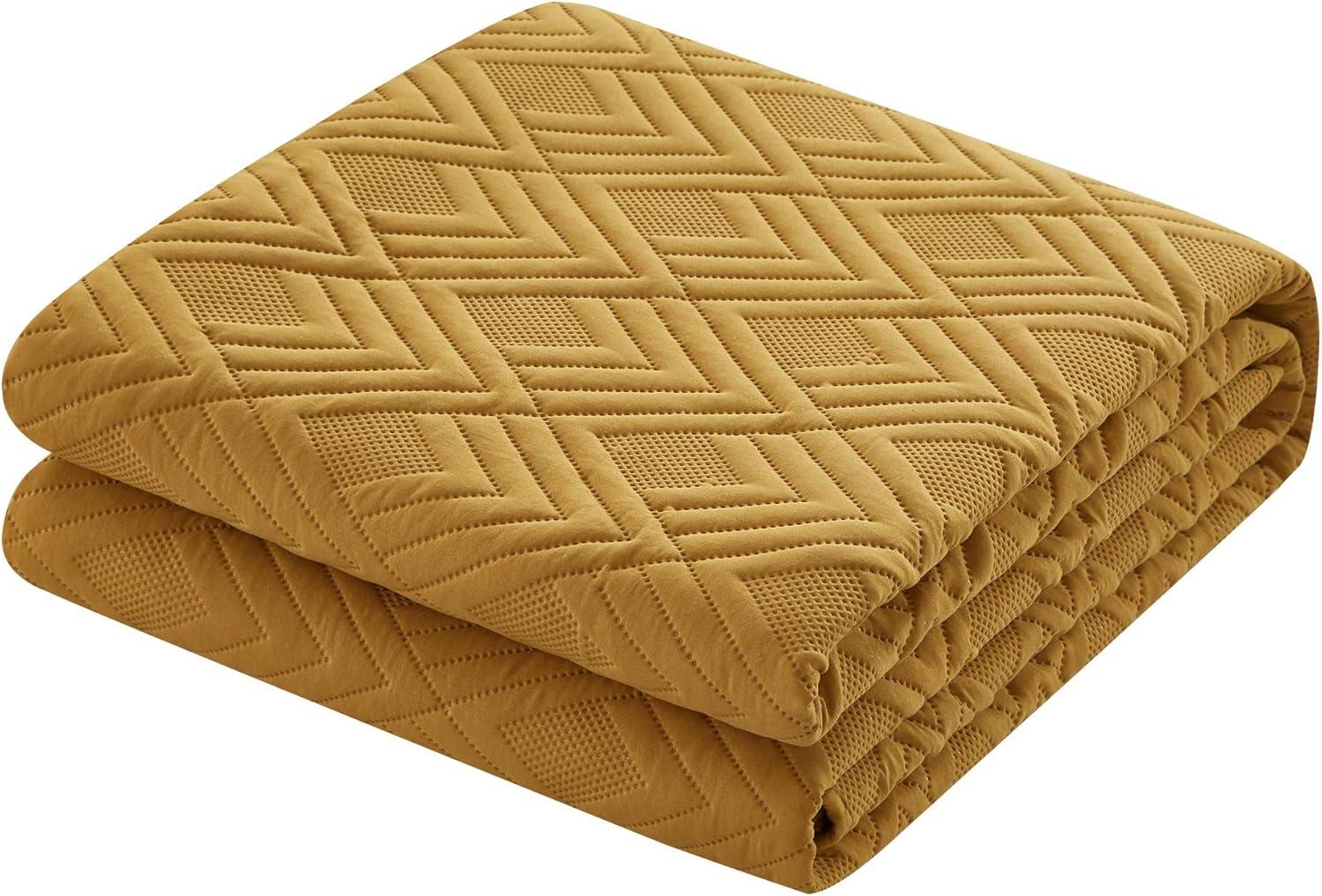 Gold Microfiber Queen Quilt Set with Geometric Pattern