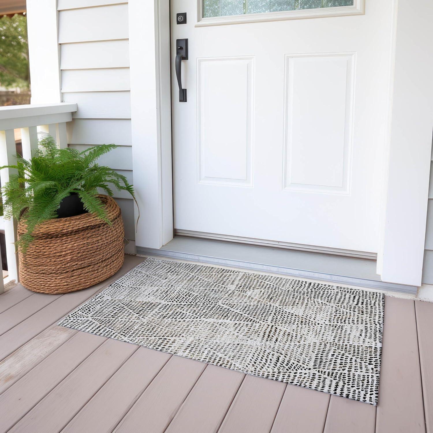 Ivory Diamond Pattern Machine-Washable Indoor Outdoor Rug