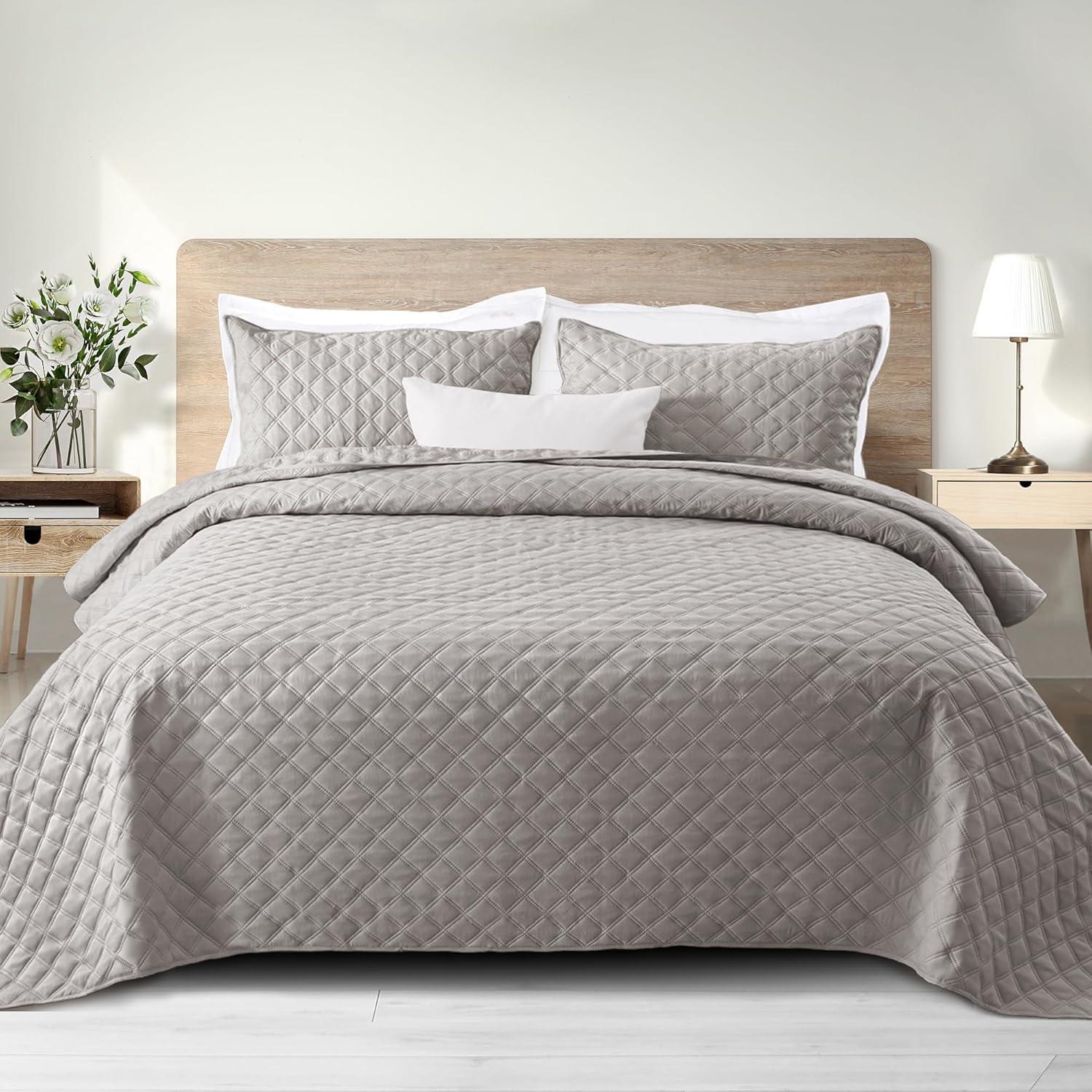 Exclusivo Mezcla Queen Quilt Bedding Set, Lightweight Soft Light Grey Queen Bedspreads Coverlets with Geometric Stitched Pattern