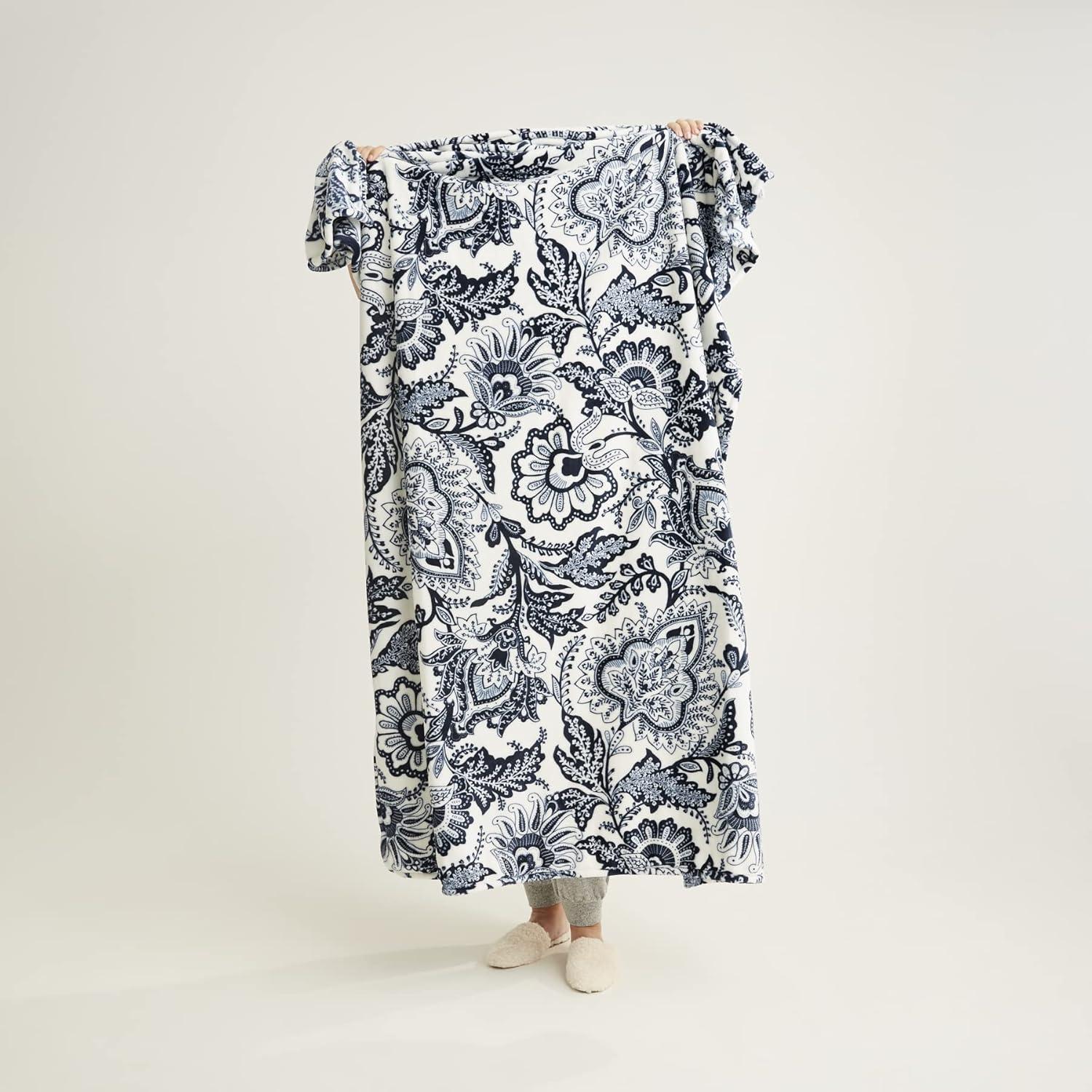 Vera Bradley Women's Fleece Plush Throw Blanket Java Navy & White