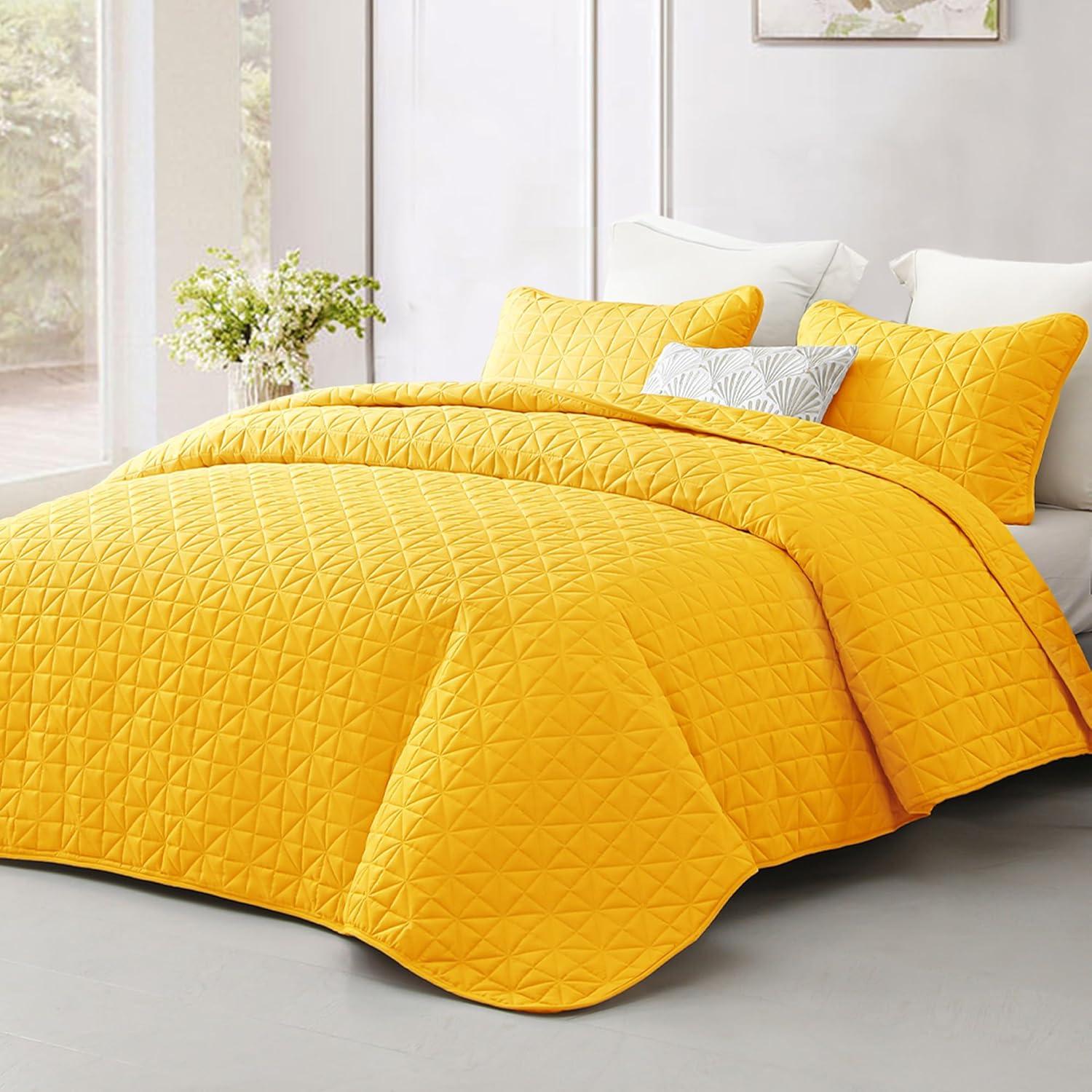 Exclusivo Mezcla Bed Quilt Set Queen Size for All Seasons, Stitched Pattern Quilted Bedspread/ Bedding Set/ Coverlet with 2 Pillow shams, Lightweight and Soft, Yellow