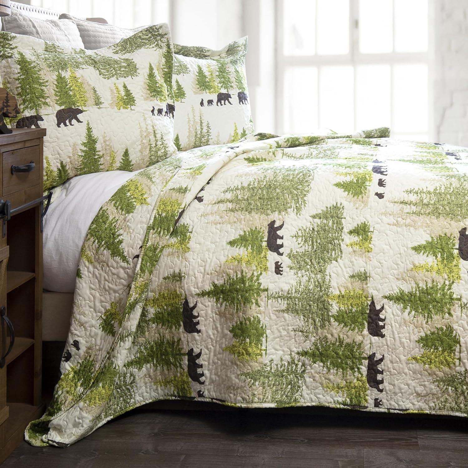 Queen Pine Wilderness Microfiber Quilt Set in White and Green