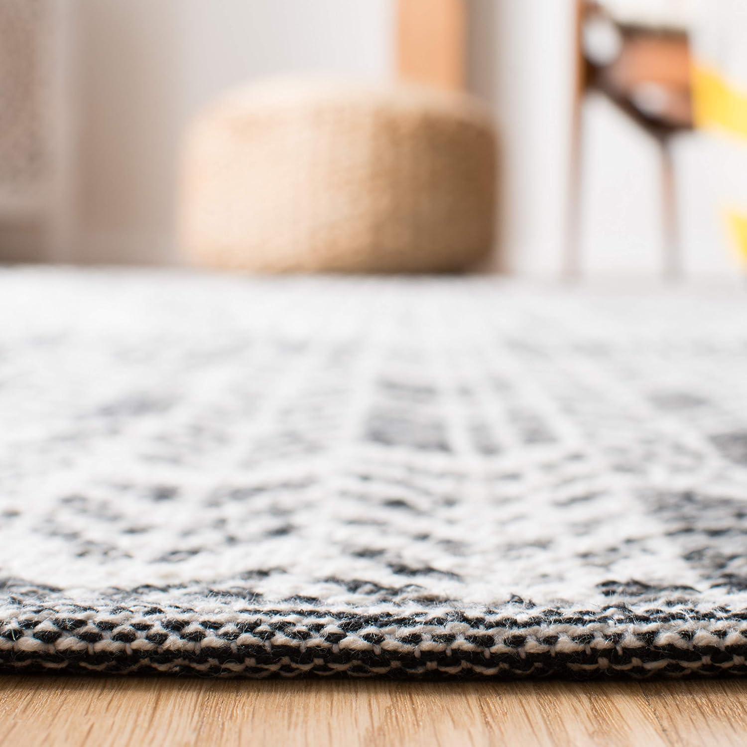 Montauk MTK609 Hand Woven Indoor Accent Rug - Black/Ivory - 2'3"x3'9" - Safavieh