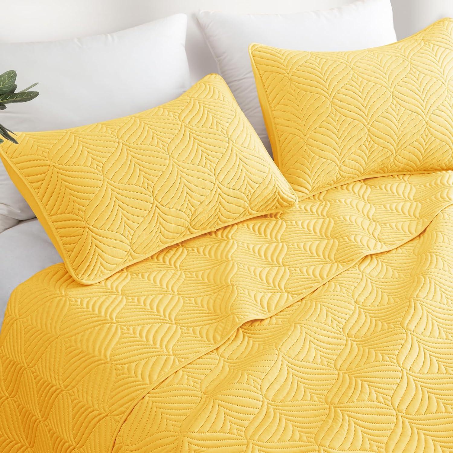 Whale Flotilla Microfiber Queen Size (96x90 inches) Quilt Set Lightweight Ultrasonic Quilted Bedspreads Coverlets Set with Classic Pattern, Yellow, 3 Piece (1 Quilt, 2 Pillow Shams)