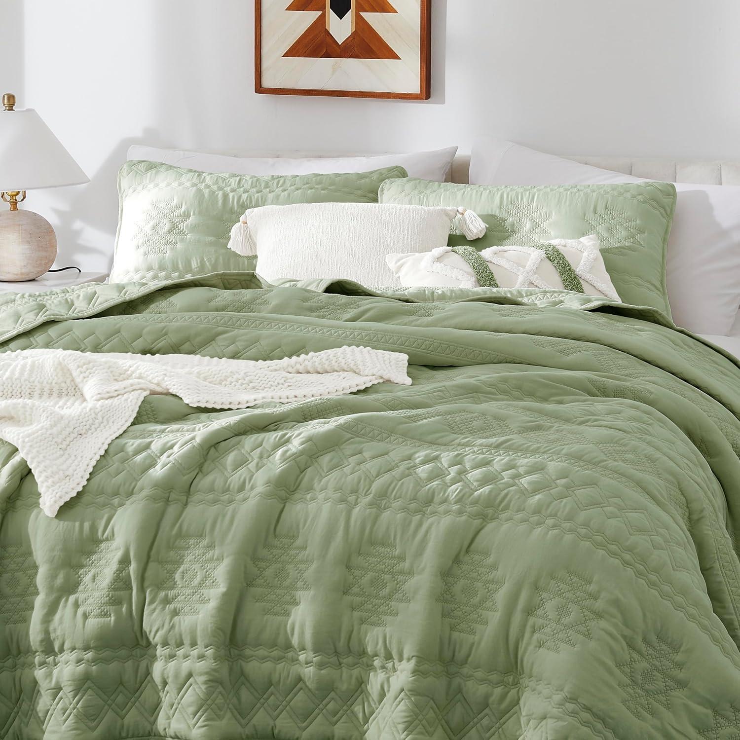 WDCOZY Boho Sage Green Quilts Queen Size Bedding Sets with 2 Pillow Shams, Farmhouse Lightweight Soft Bedspread Coverlet for All Season, 3 Pieces, 90x90 inches