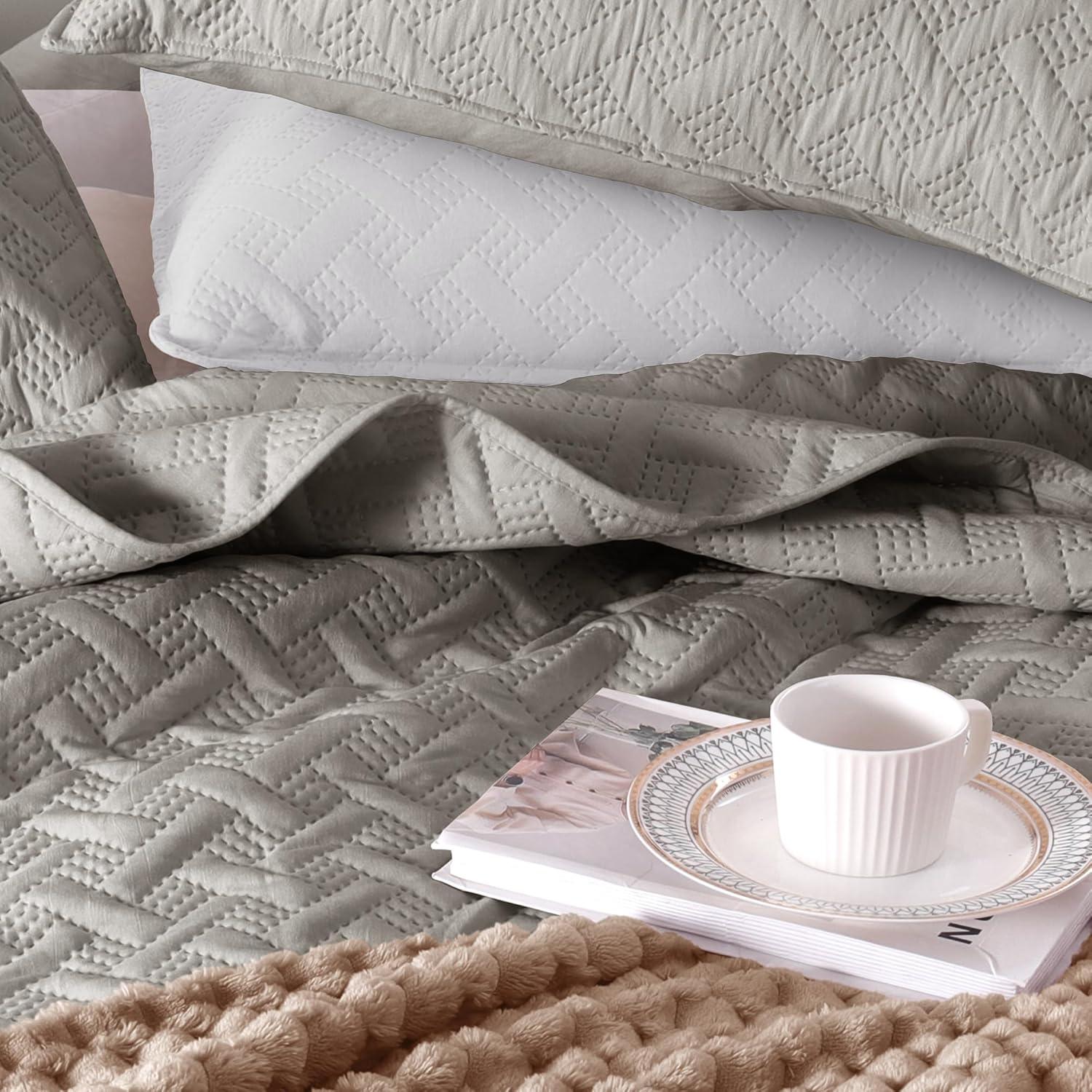 Exclusivo Mezcla Queen Quilt Bedding Set, Lightweight Soft Light Grey Queen Bedspreads Coverlets with Geometric Stitched Pattern