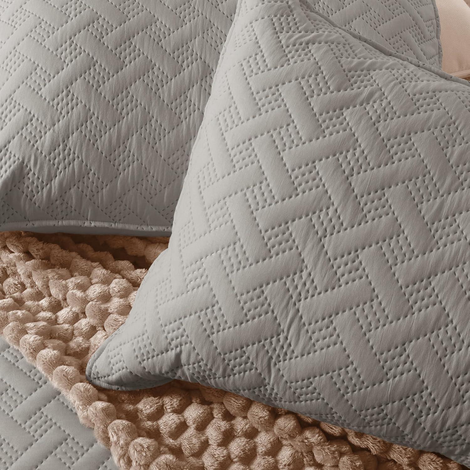 Exclusivo Mezcla Queen Quilt Bedding Set, Lightweight Soft Light Grey Queen Bedspreads Coverlets with Geometric Stitched Pattern