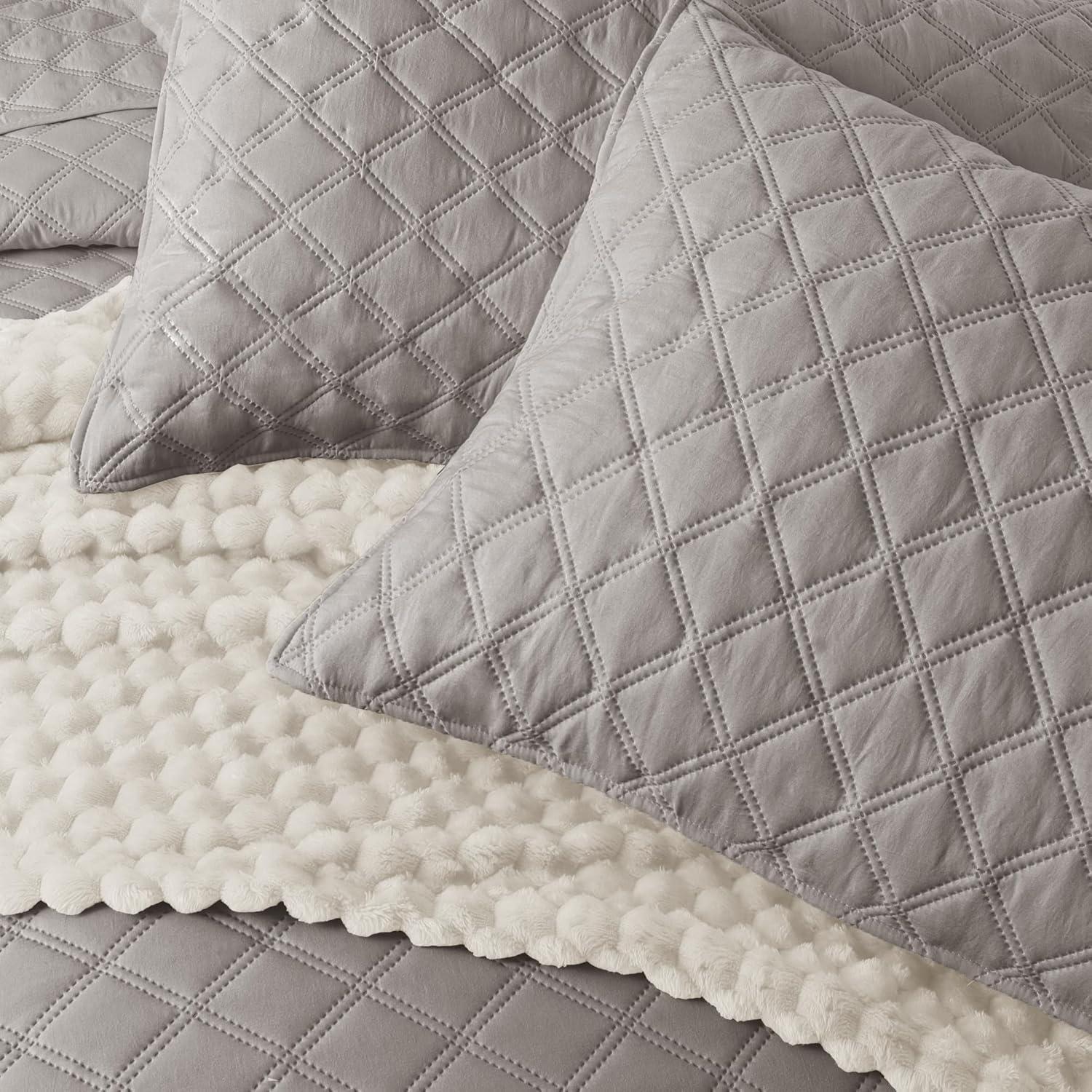 Exclusivo Mezcla Queen Quilt Bedding Set, Lightweight Soft Light Grey Queen Bedspreads Coverlets with Geometric Stitched Pattern