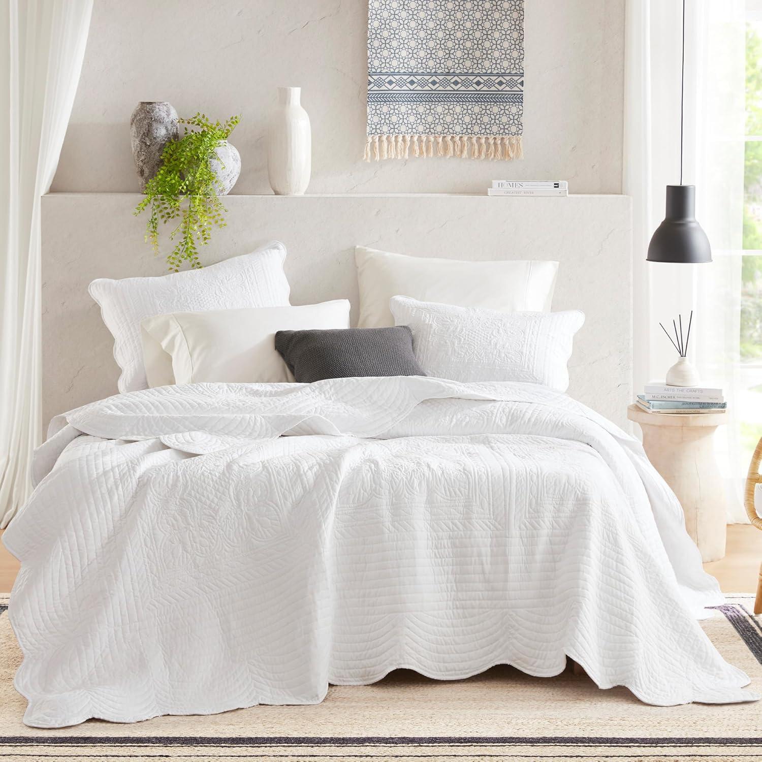 Tuscany Scalloped Edge Quilt Set