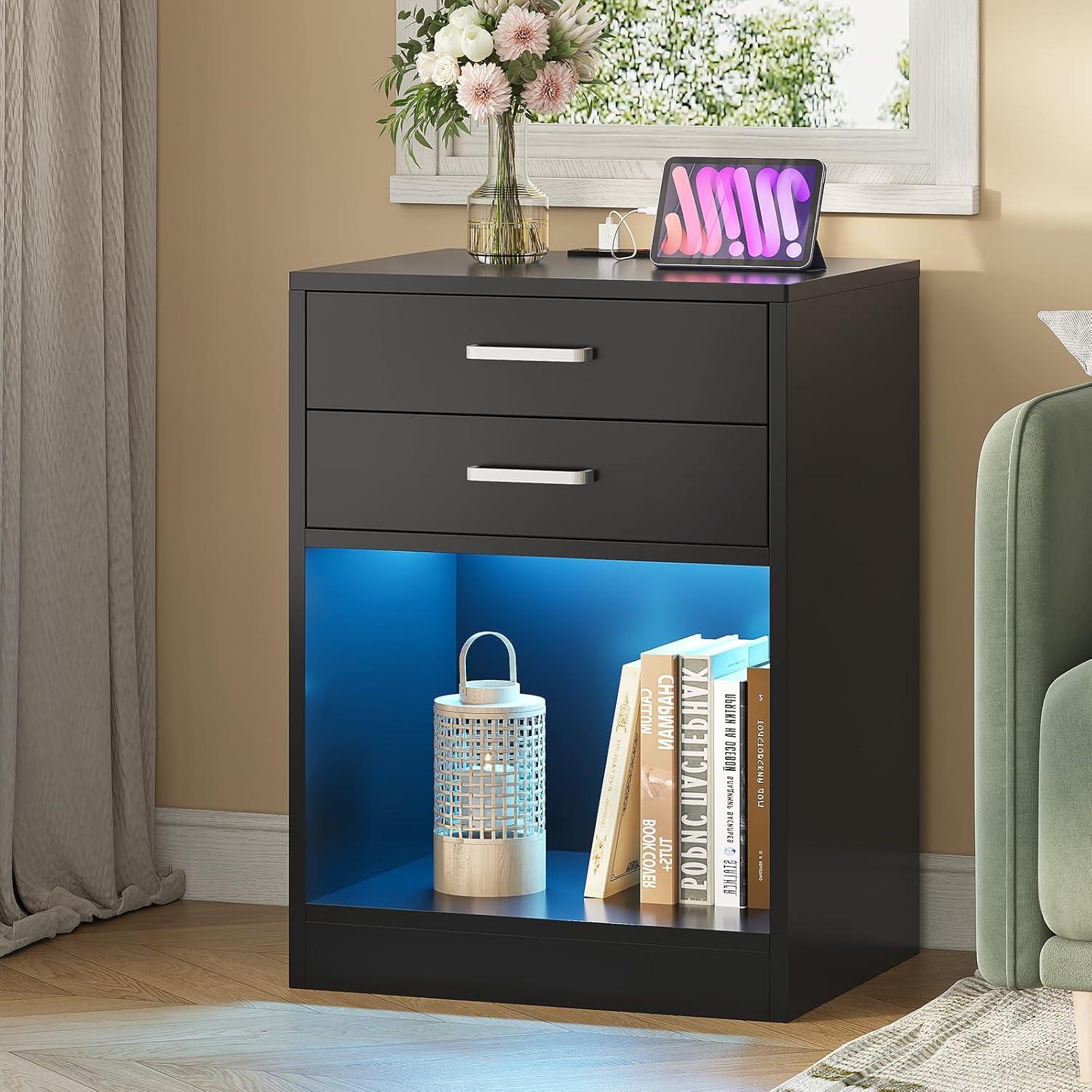 Mesita de Noche con Estación de Carga y Luces LED, Mesita de Noche Moderna con 3 Cajones de Almacenamiento, Diseño de Perfil Curvo, Negro Clásico