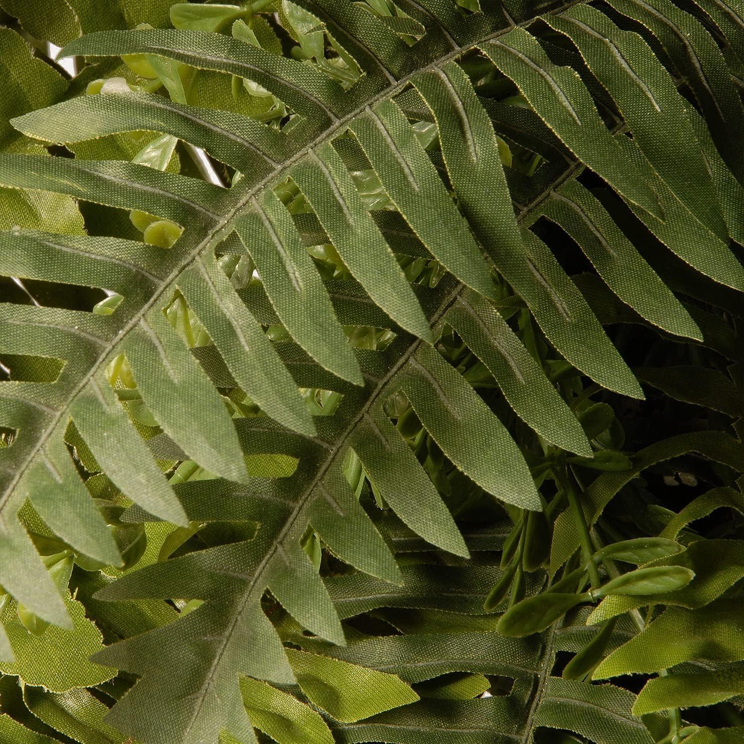 Lush Green 18" Fern Fronds Decorative Wreath