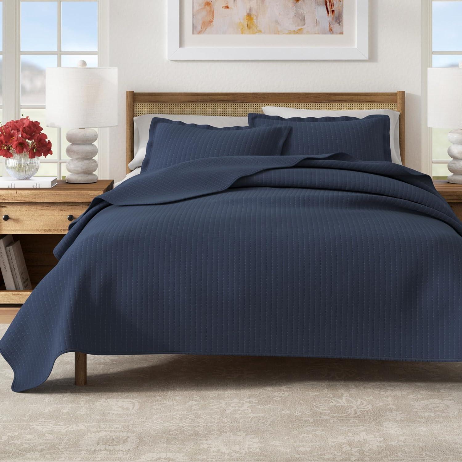 Great Bay Home Detailed Channel Stitch All-Season Reversible Quilt Set With Shams (King, Navy)