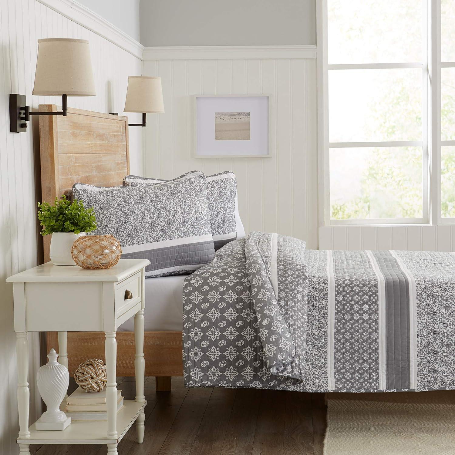 Kadi Traditional Quilted Striped Quilt Set