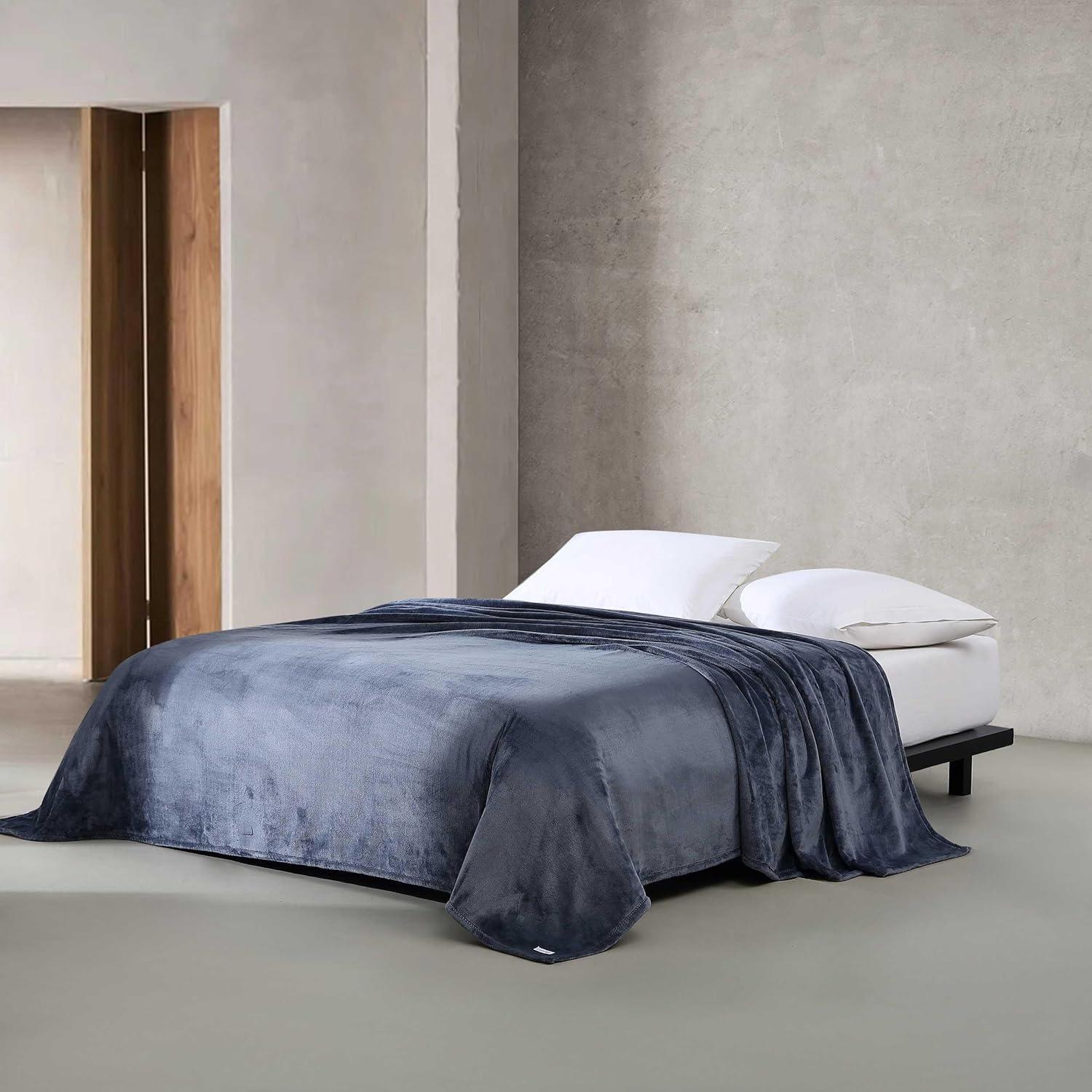 Calvin Klein Calvin Klein Core Plush Solid Reversible Blanket