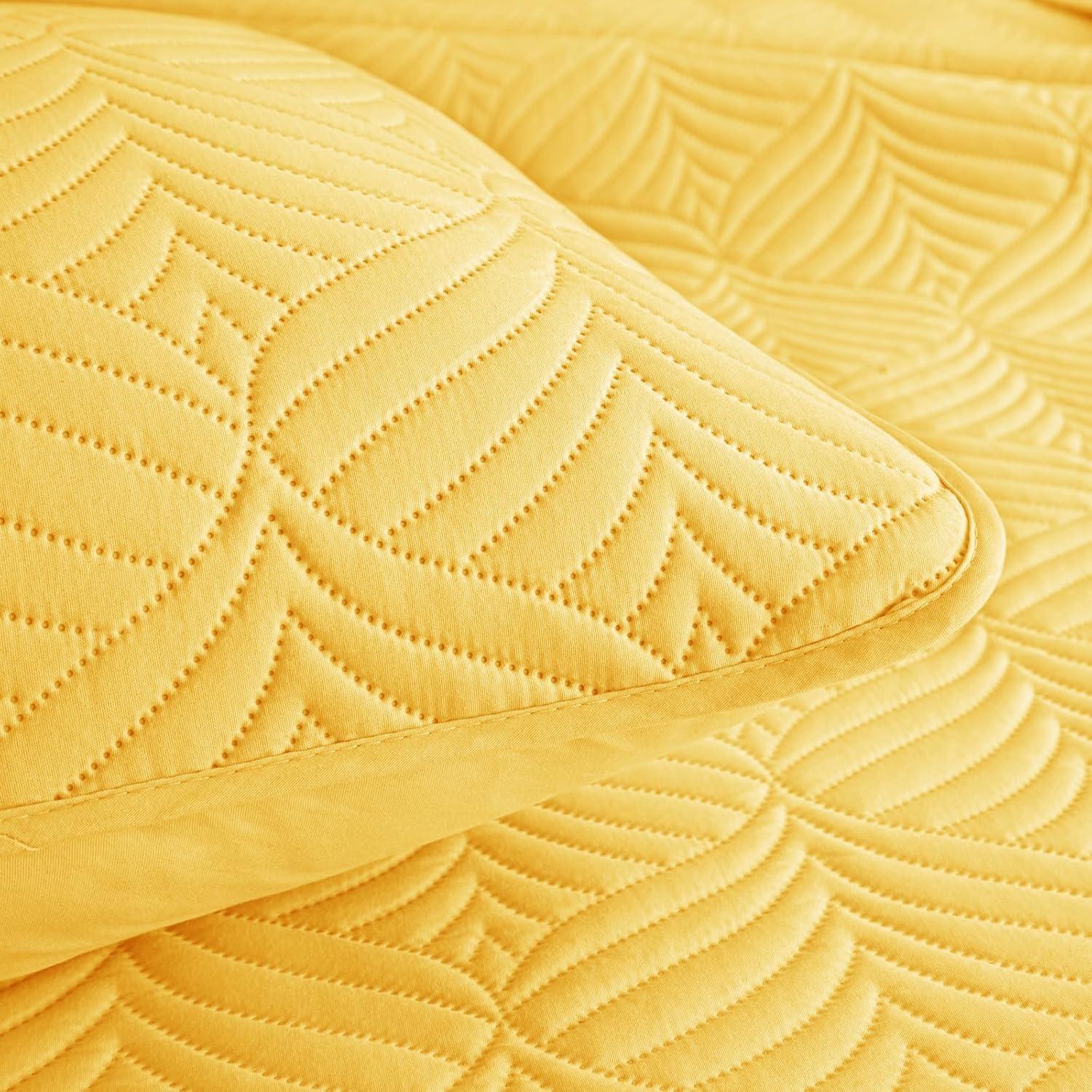 Whale Flotilla Microfiber Queen Size (96x90 inches) Quilt Set Lightweight Ultrasonic Quilted Bedspreads Coverlets Set with Classic Pattern, Yellow, 3 Piece (1 Quilt, 2 Pillow Shams)