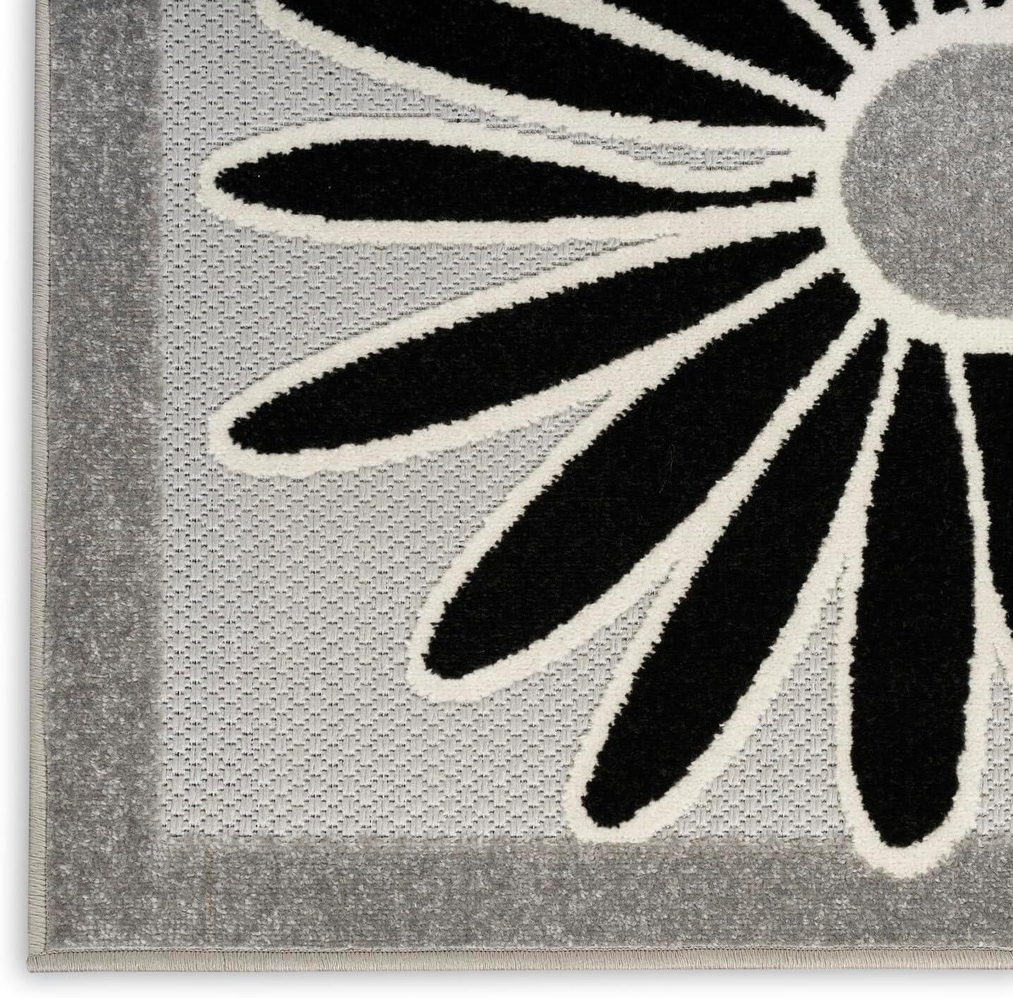 Aloha Daisy Black and White 5'3" x 7'5" Synthetic Outdoor Rug