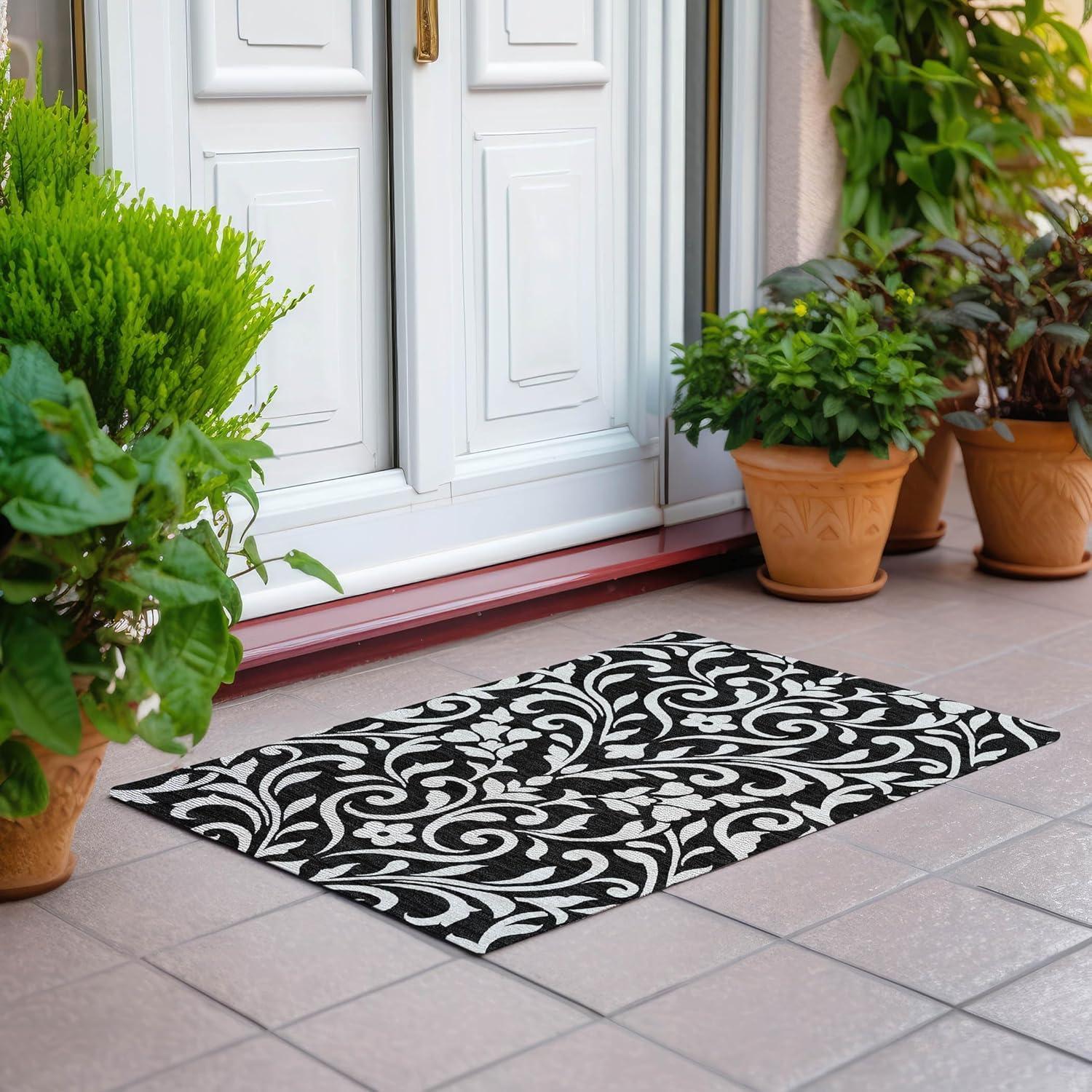 Black and White Floral Synthetic Washable Indoor/Outdoor Rug