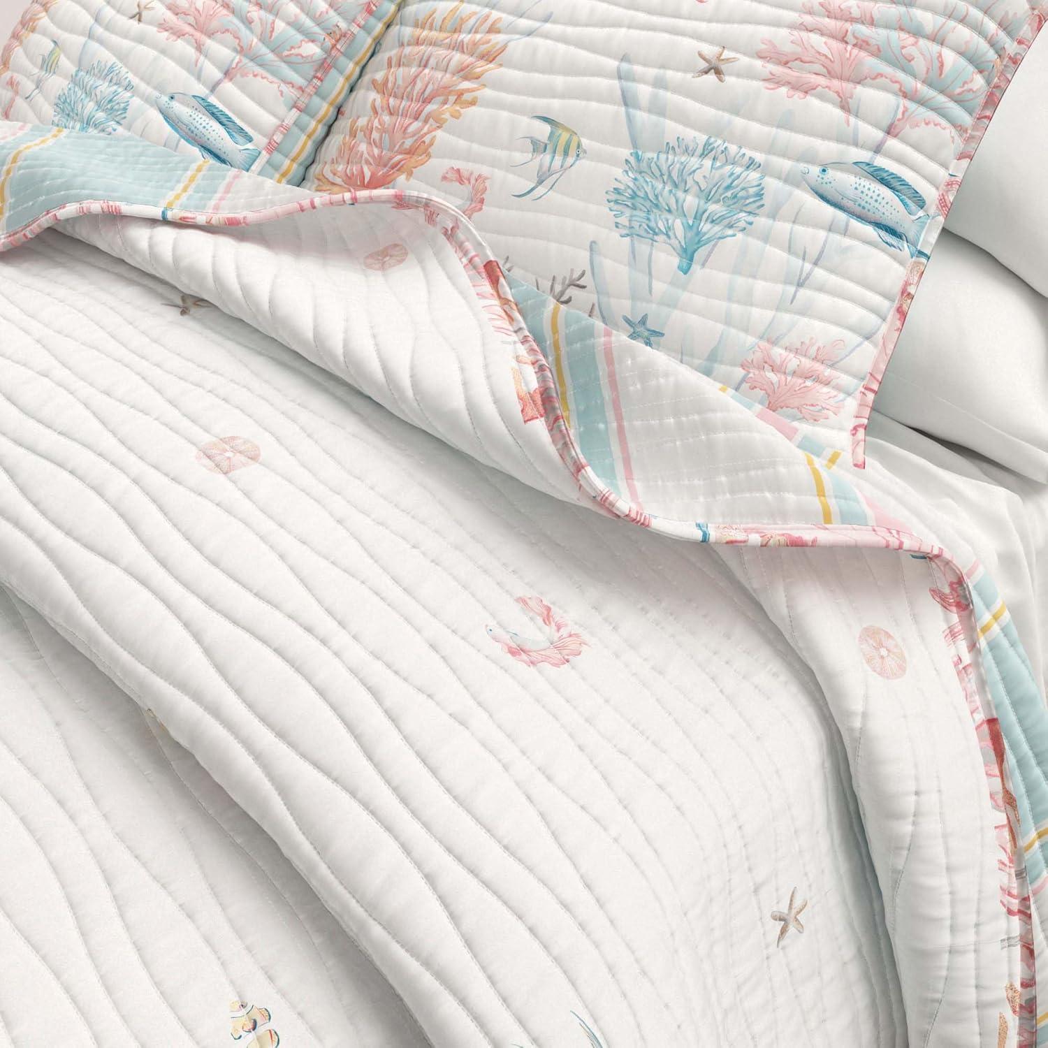 Coastal Coral Reef Reversible Quilt Set with Shams (Twin / Twin XL, Coral Reef)