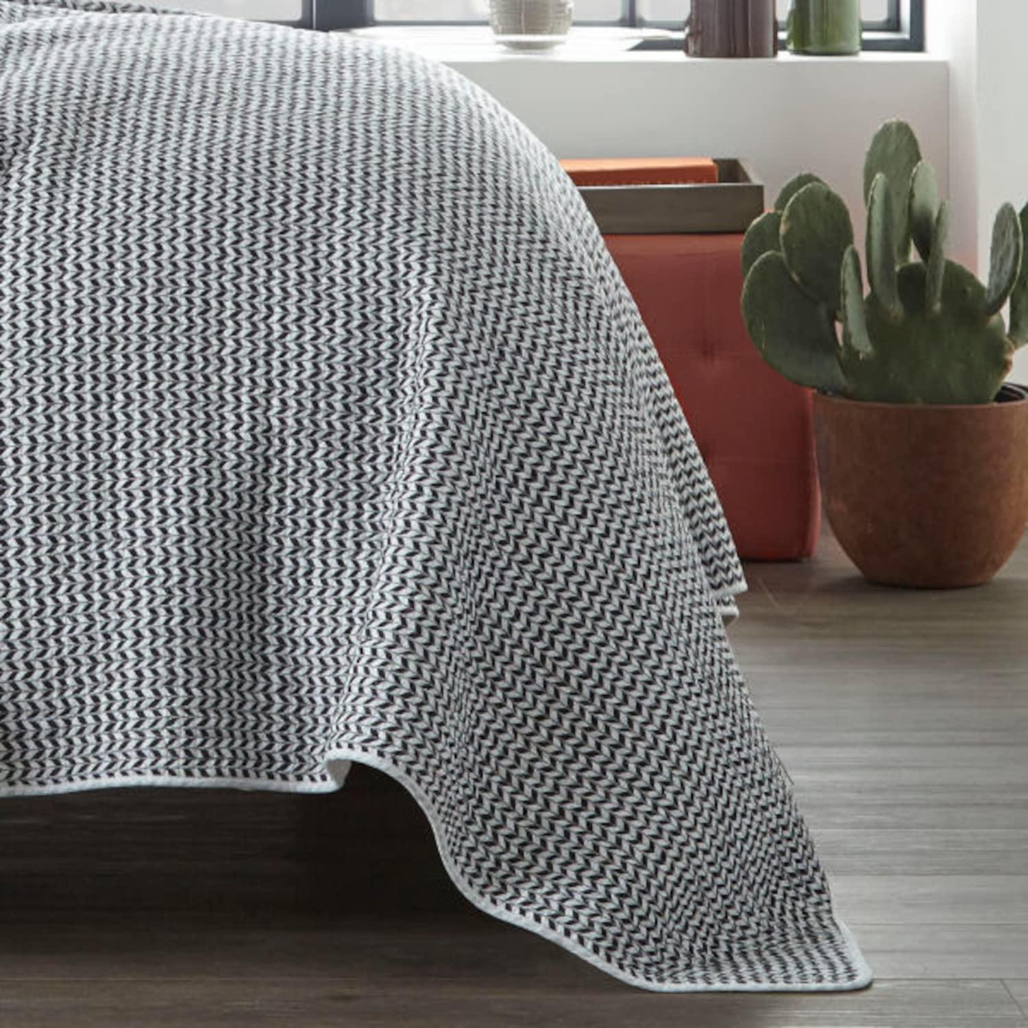 Leaves Standard Cotton Reversible Quilt Set