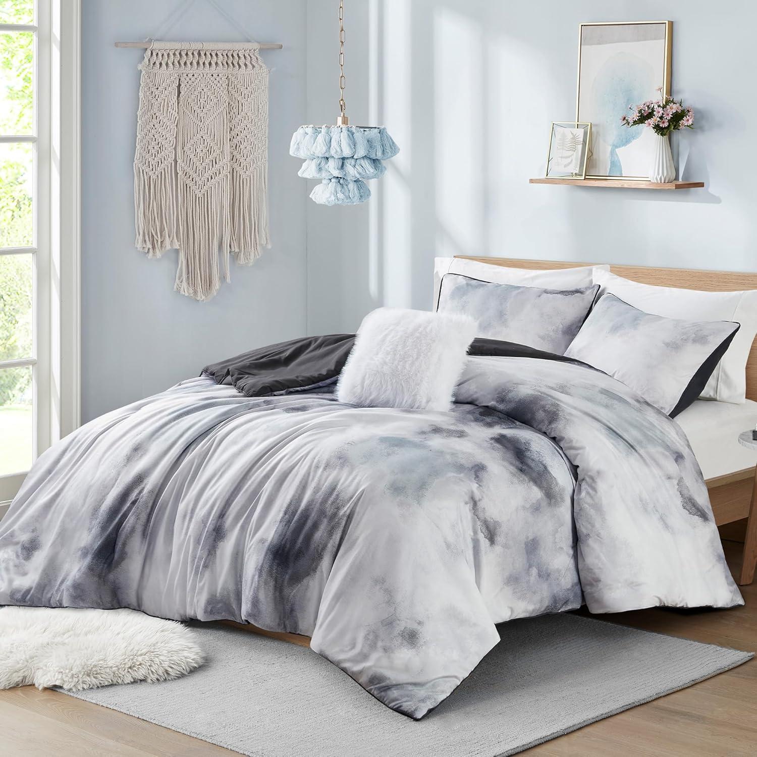 Intelligent Design Cassiopeia Watercolor Tie Dye Printed Duvet Cover Set with Throw Pillow