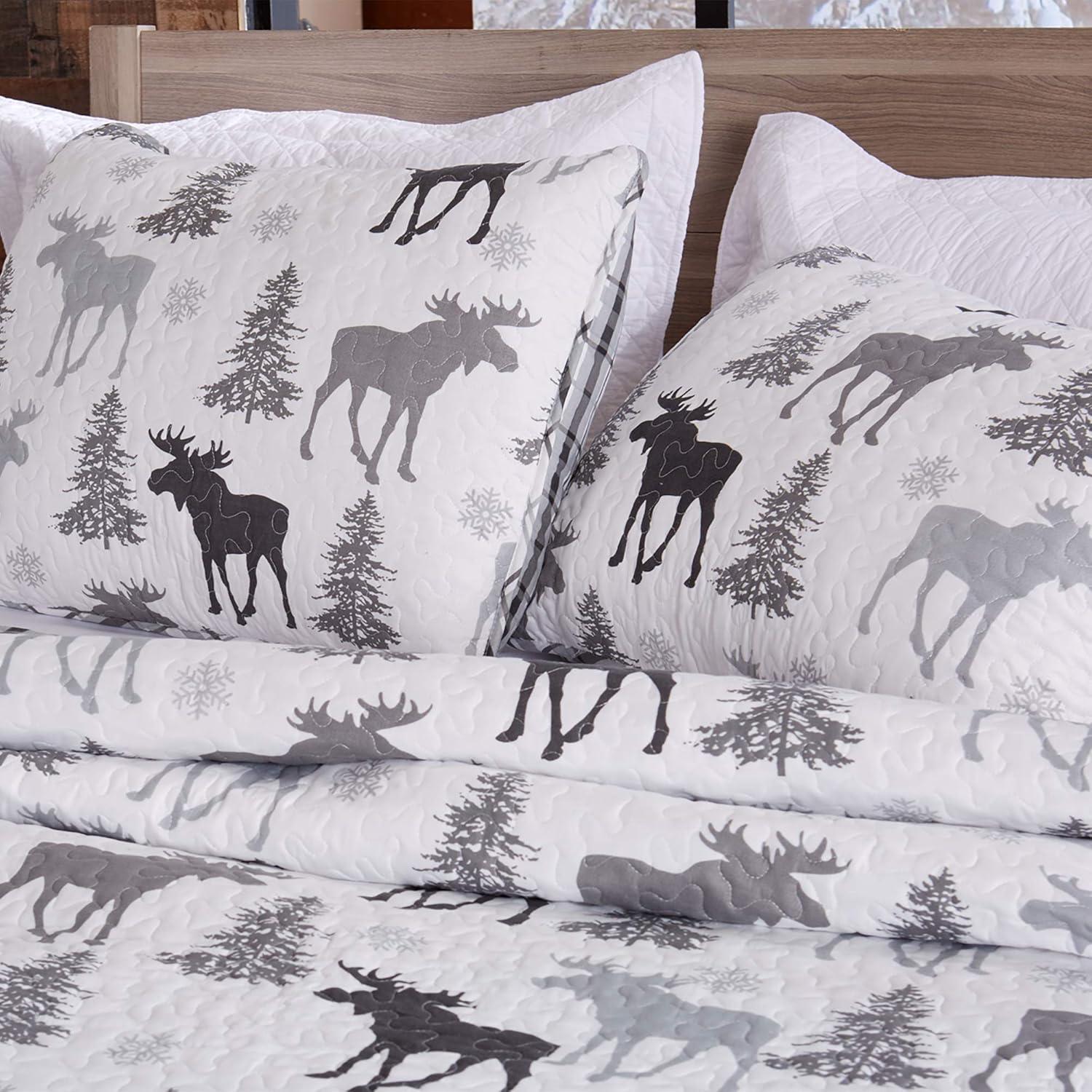 Moose Printed Reversible Patchwork Quilt Set with Shams