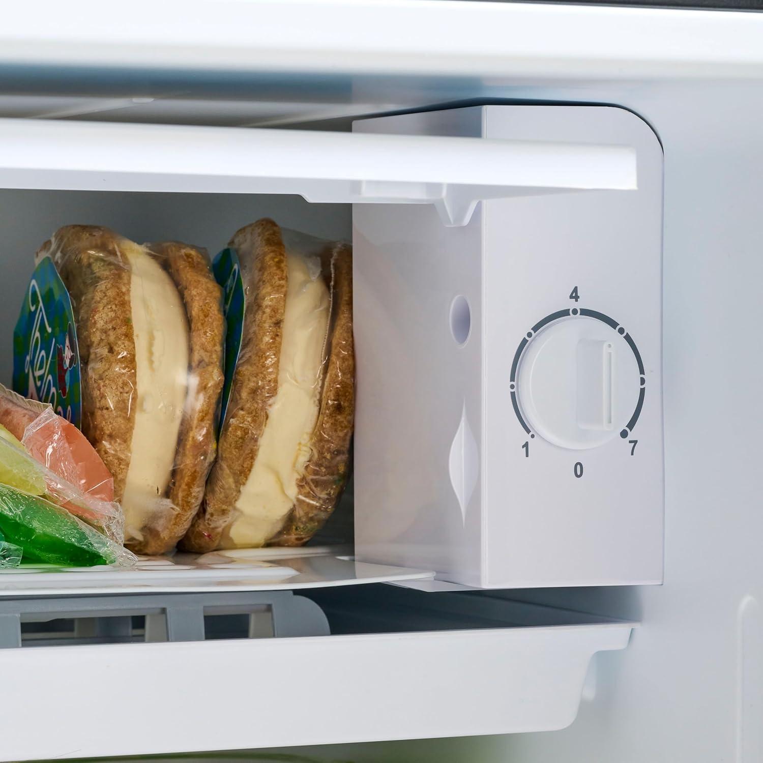 Igloo Igloo 3.2 Cubic Feet Freestanding Mini Fridge with Freezer