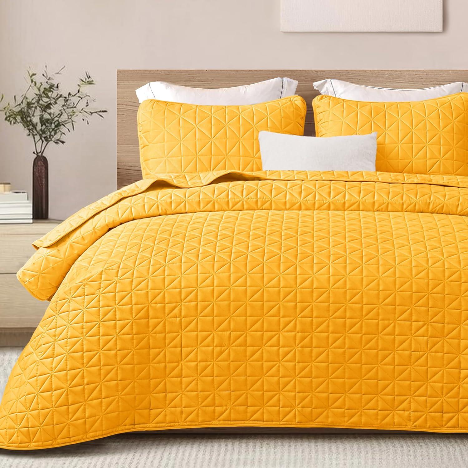 Exclusivo Mezcla Bed Quilt Set Queen Size for All Seasons, Stitched Pattern Quilted Bedspread/ Bedding Set/ Coverlet with 2 Pillow shams, Lightweight and Soft, Yellow