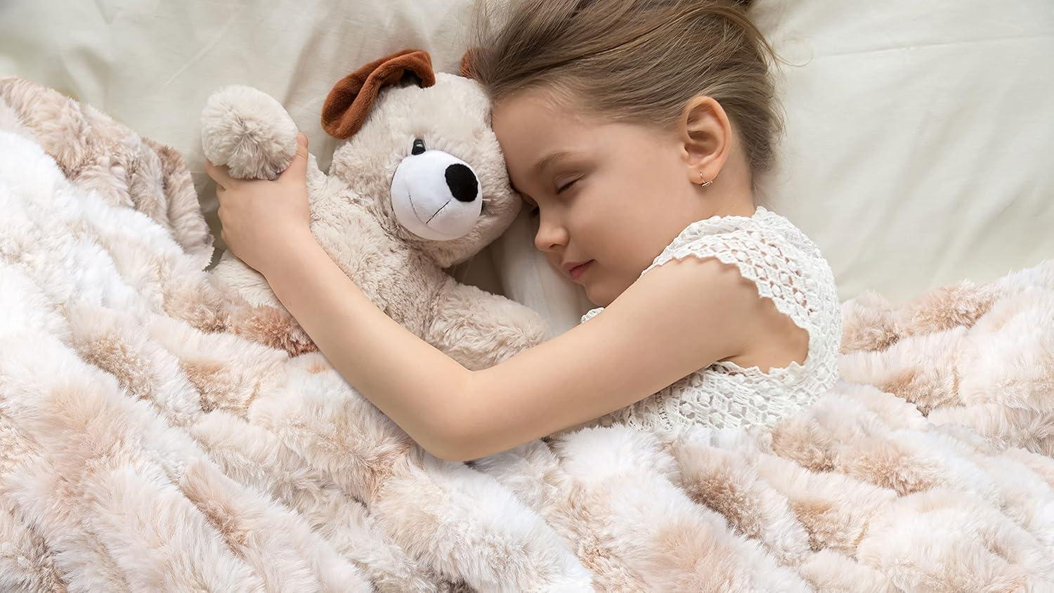 Lavish Home Oversized Ruched Faux Fur Blanket - 60x80-Inch Jacquard Faux Fur Queen-Size Throw for Sofas and Beds - Luxurious Bedding by Lavish Home