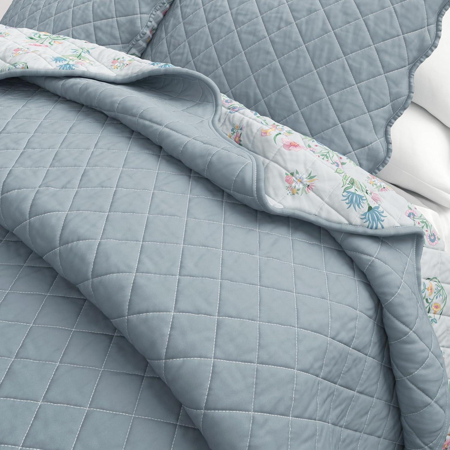 Reversible Printed Floral Scalloped Quilt and Sham Set - Great Bay Home (King / California King, Thriving Flowers)