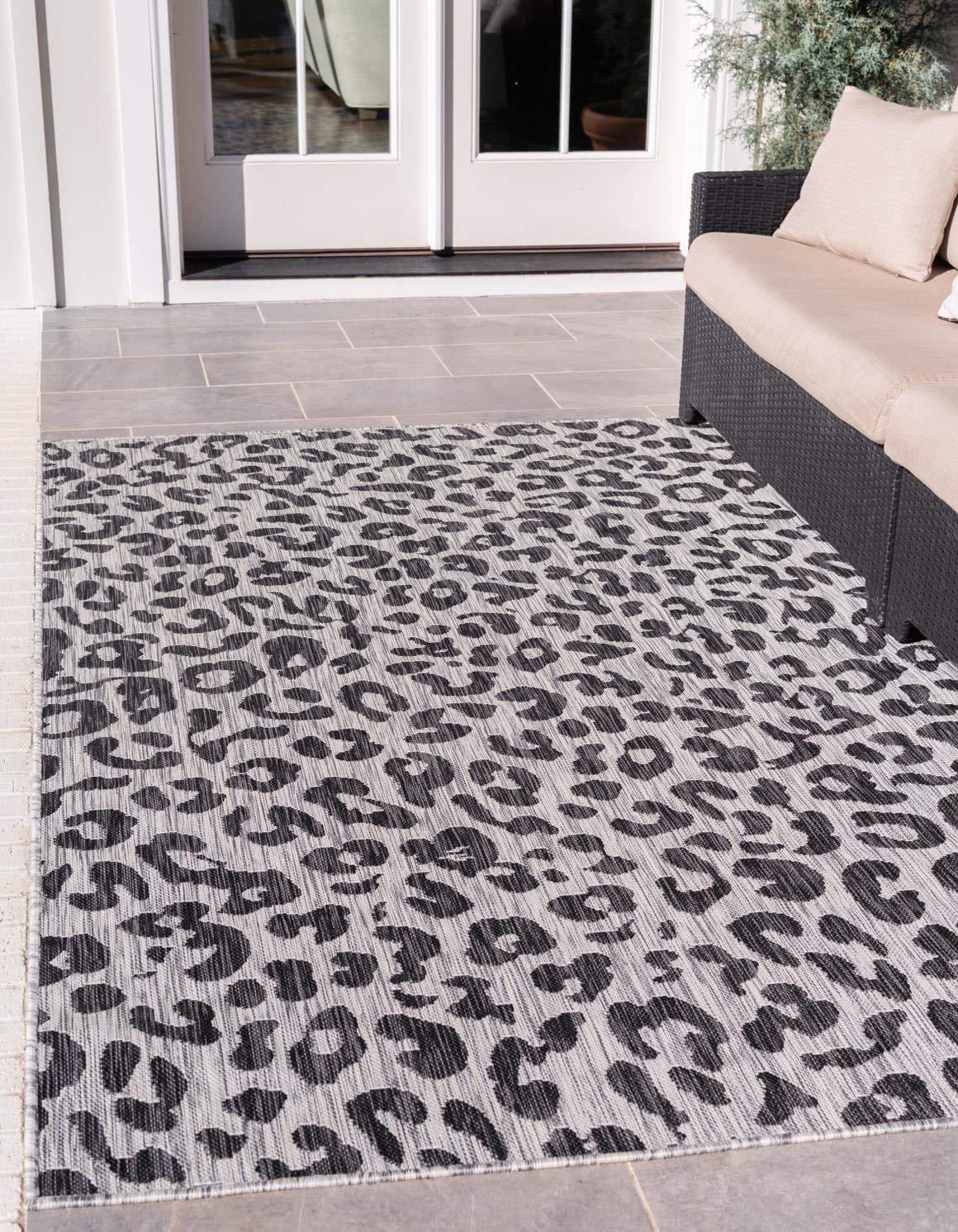 Unique Loom 4' 1 x 6' 1 Rectangle Indoor/Outdoor Safari Light Gray Area Rug