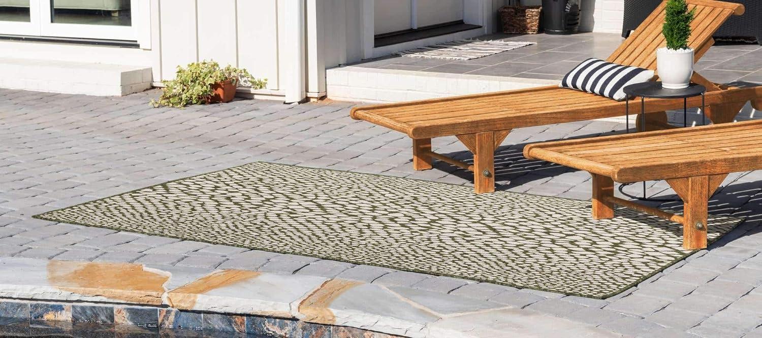 Green Abstract 4' x 6' Easy-Care Outdoor Synthetic Rug