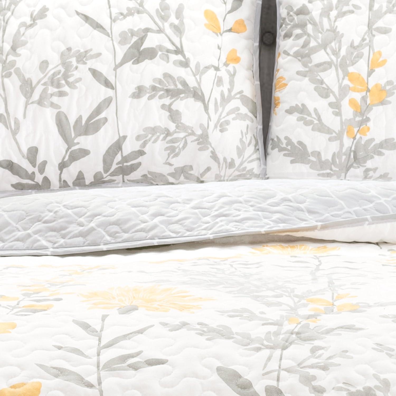 Torre & Tagus Felicia Traditional Floral Quilt Set