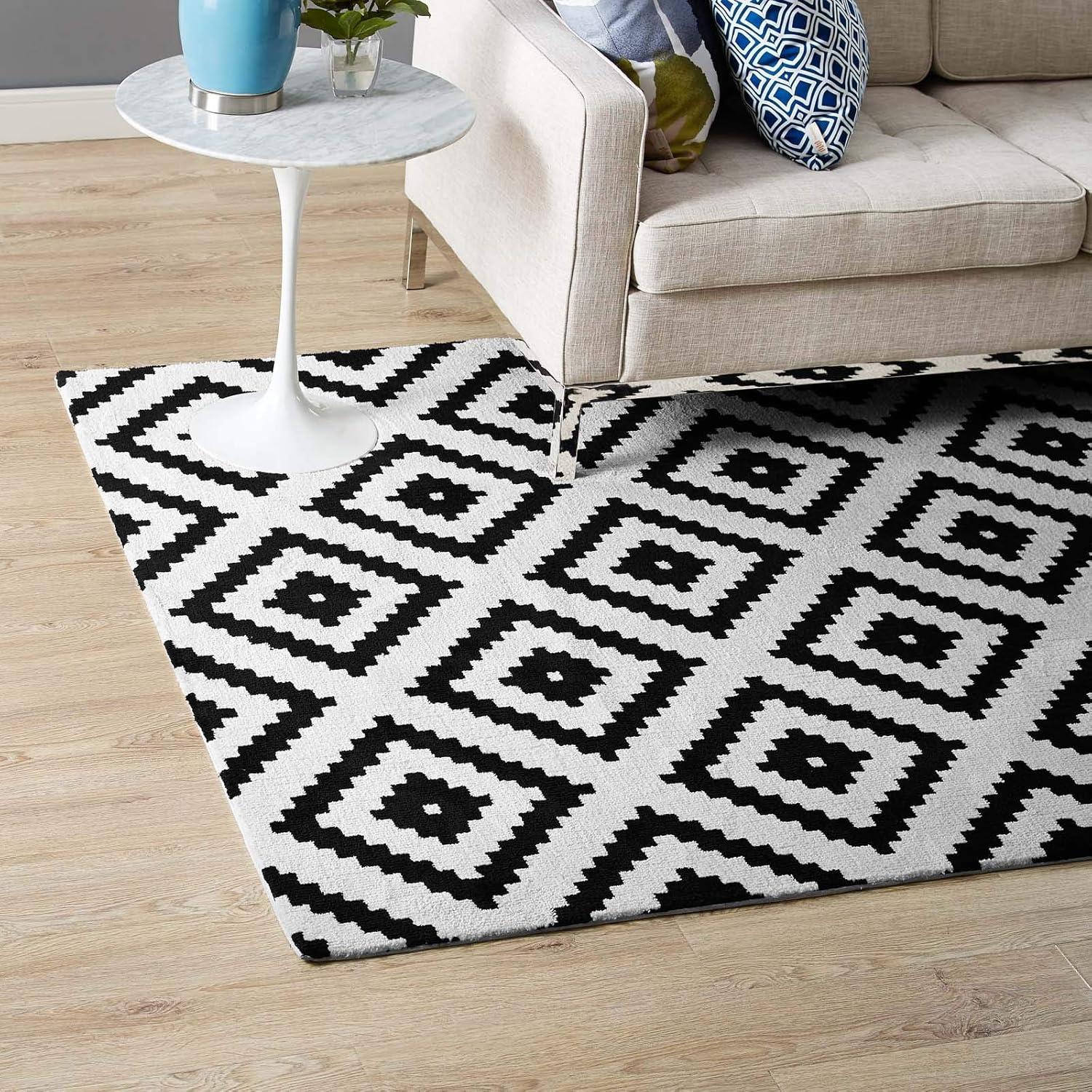 Alika Modern Diamond Trellis 5' x 8' Black and White Area Rug