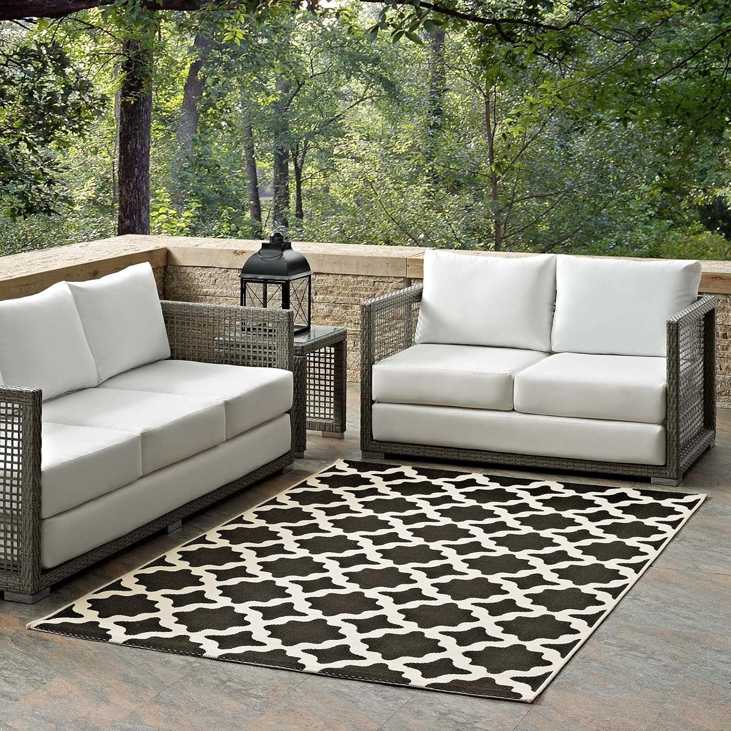 Black and Beige 4' x 6' Trellis Indoor/Outdoor Rug