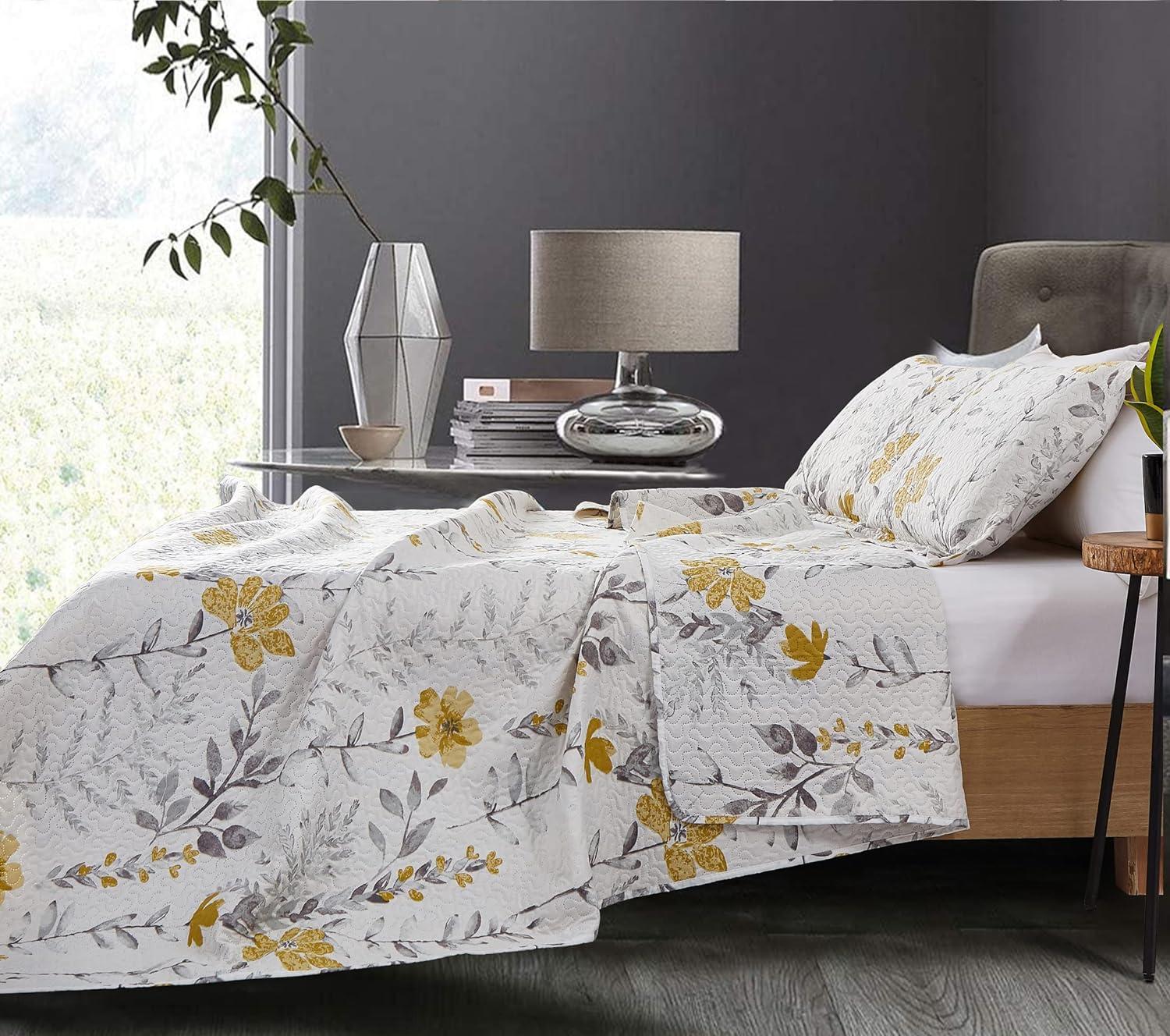 Torre & Tagus Aprile Traditional Floral Quilt Set