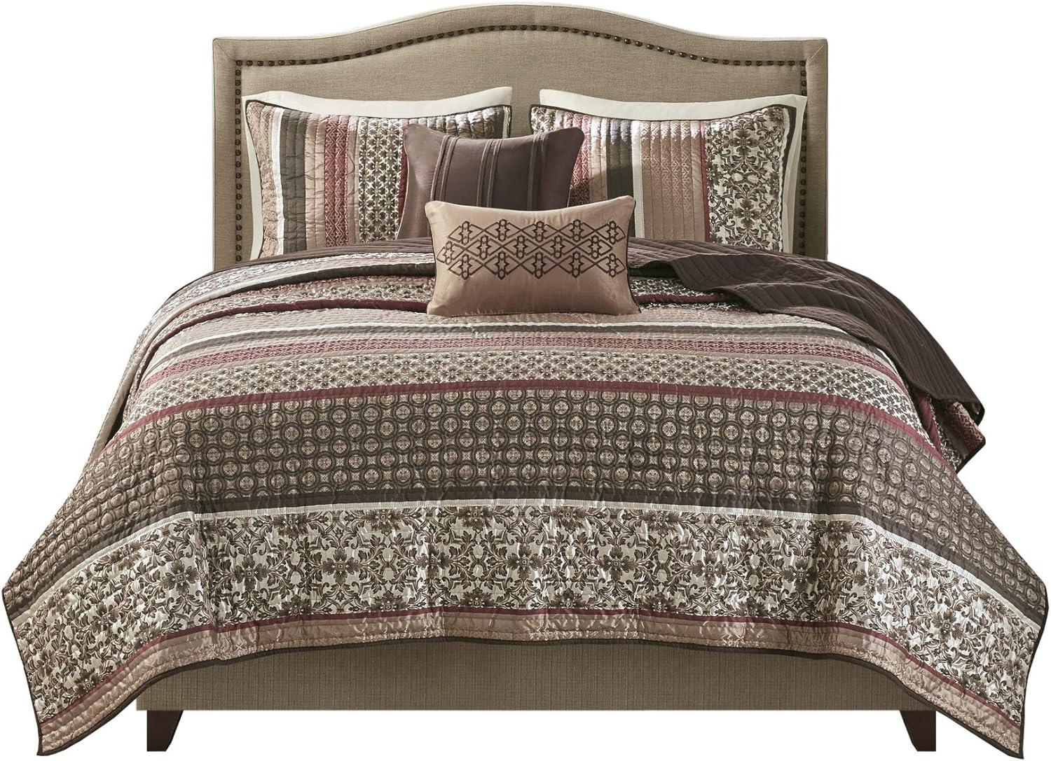 Jacquard Quilt Set with Throw Pillows