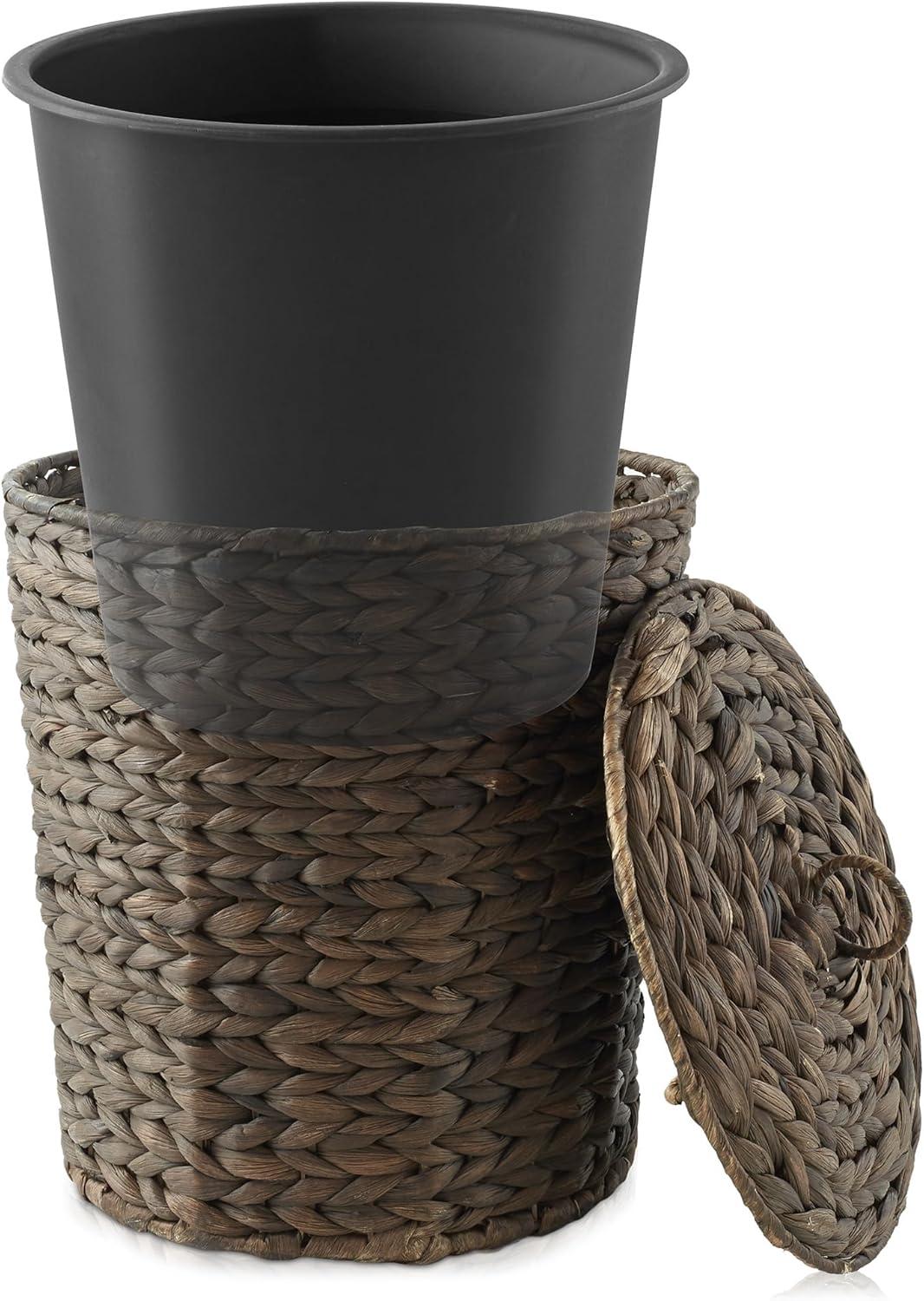 Casafield Water Hyacinth Trash Can with Lid and Liner, Woven Waste Basket for the Bathroom, Bedroom, Laundry Room, Home Office